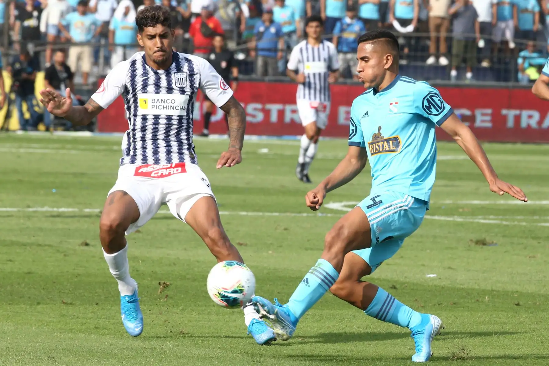 Alianza Lima vs Cristal juegan hoy en el estadio Alejandro Villanueva, en el partido de ida por la semifinal del play off de la Liga 1.
Foto: ANDINA/Vidal Tarqui