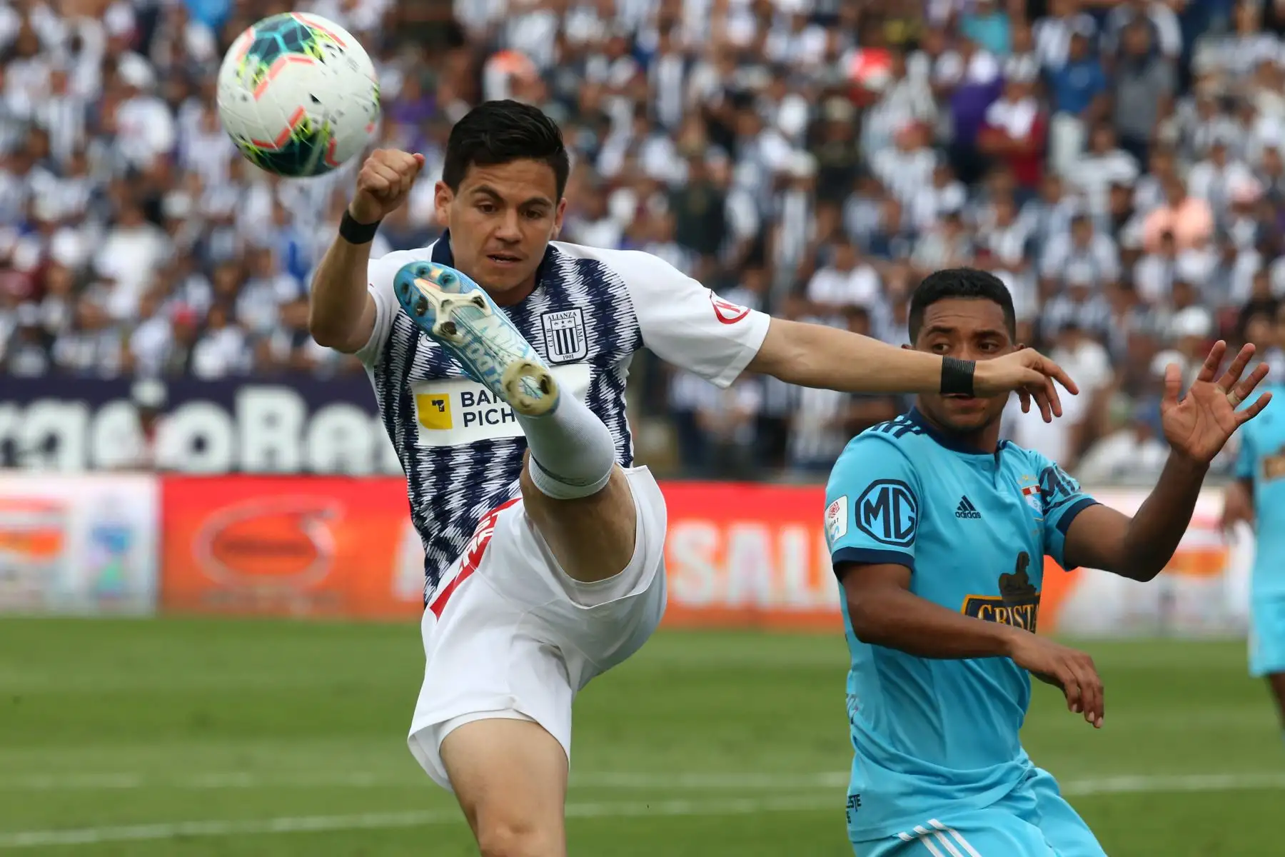 Anthony Rosell de Alianza Lima derrotó 1-0 a Cristal por la semifinal de ida en Matute. Foto: ANDINA/Vidal Tarqui
