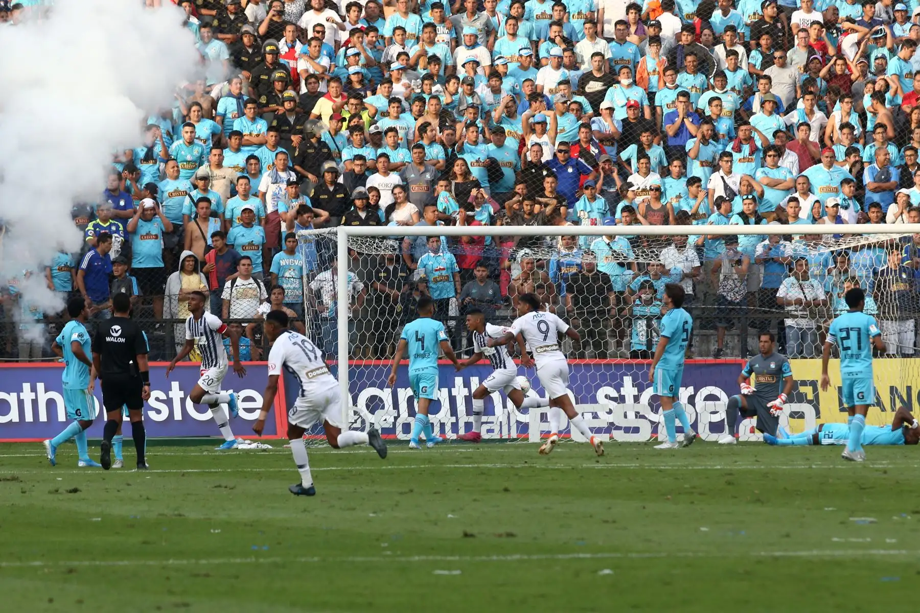 Alianza Lima derrotó 1-0 a Cristal por la semifinal de ida en Matute. Foto: ANDINA/Vidal Tarqui