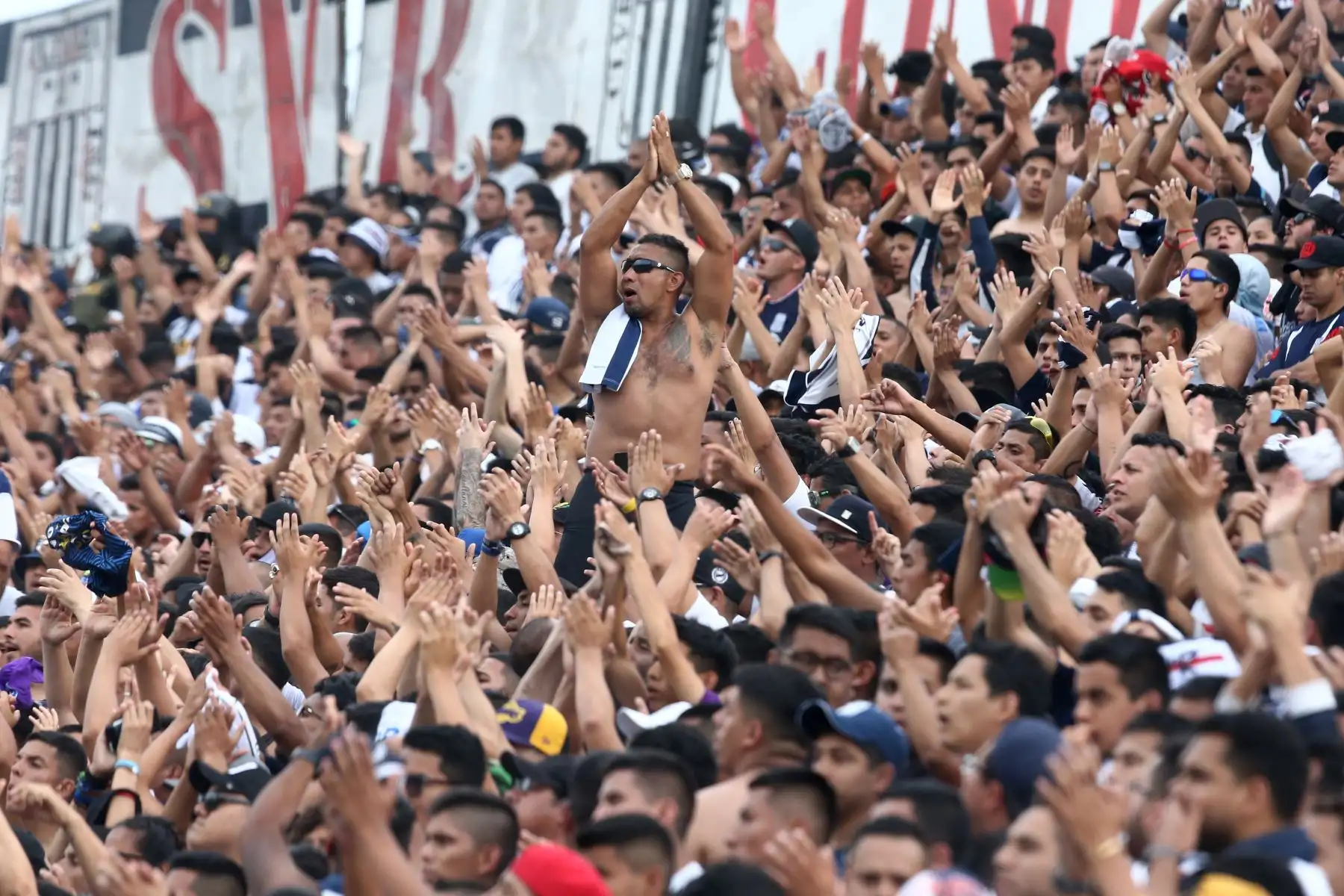 Hinchada de Alianza Lima alienta a su equipo en el estadio Alejandro Villanueva, en el partido de ida por la semifinal del play off de la Liga 1. Foto: ANDINA/Vidal Tarqui