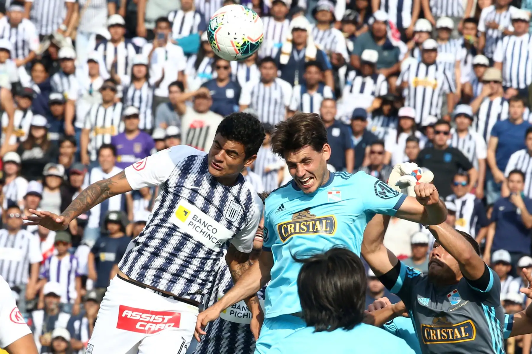 Alianza Lima vs Cristal juegan hoy en el estadio Alejandro Villanueva, en el partido de ida por la semifinal del play off de la Liga 1.
Foto: ANDINA/Vidal Tarqui
