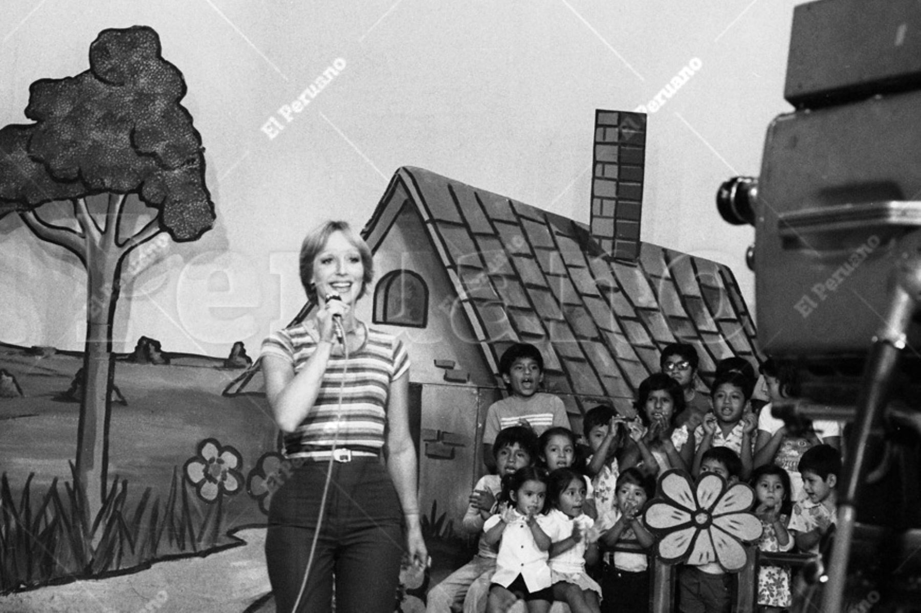 Lima - 28 marzo 1977 / Mirtha Patiño conductora de programa infantil en Canal 7. Foto: ANDINA/ El Peruano