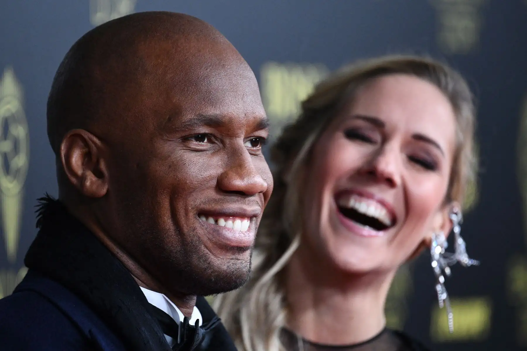 El ex delantero marfileño Didier Drogba y el presentador de televisión francés inglés Sandy Heribert llegan para asistir a la ceremonia del Balón de Oro Francia Fútbol 2019 en París. Foto: AFP