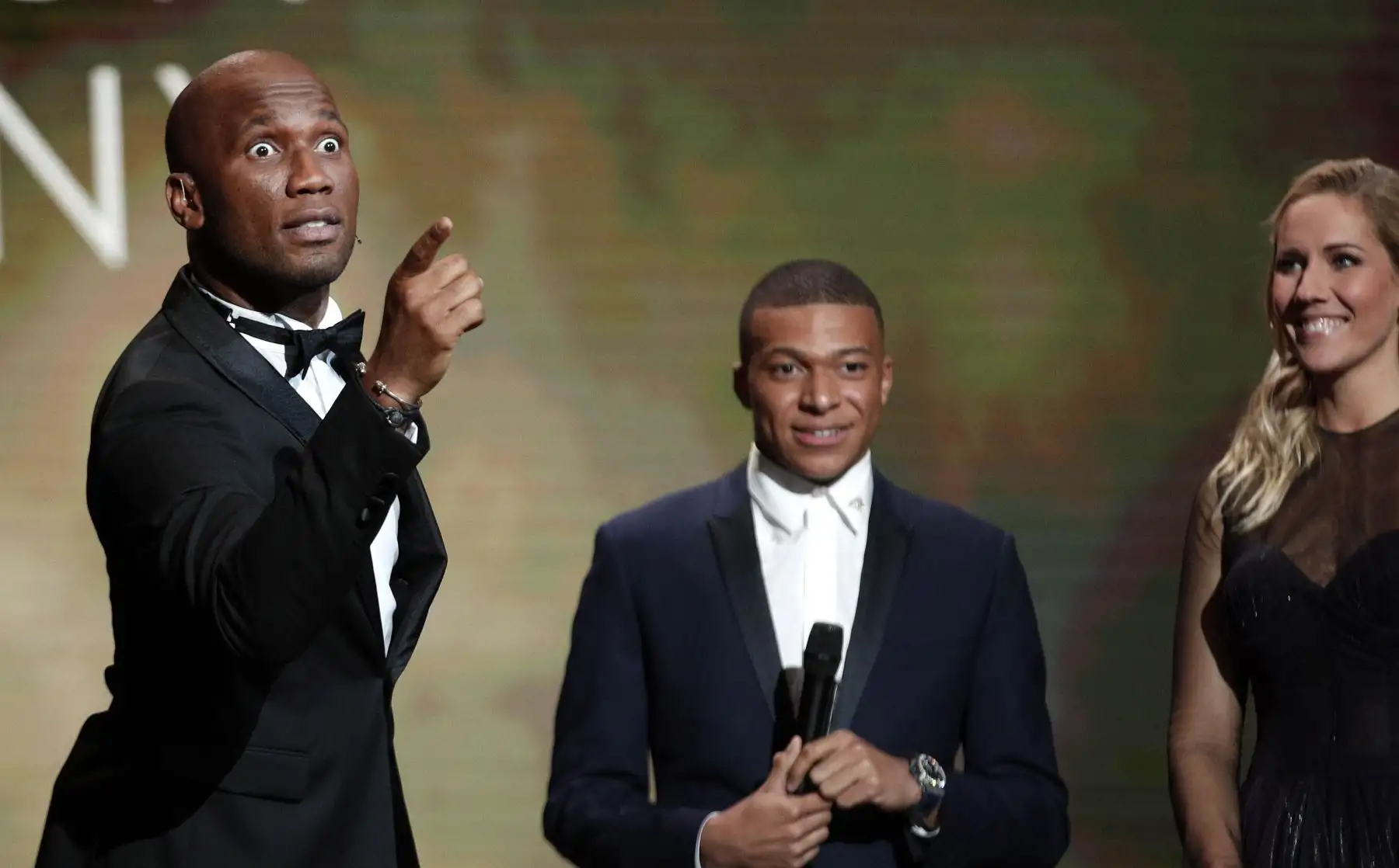 Los anfitriones del Balón de oro, Heribert y Didier Drogba se toman una foto con Kylian Mbappe en el Teatro del Châtelet En París, Francia. Foto: EFE
