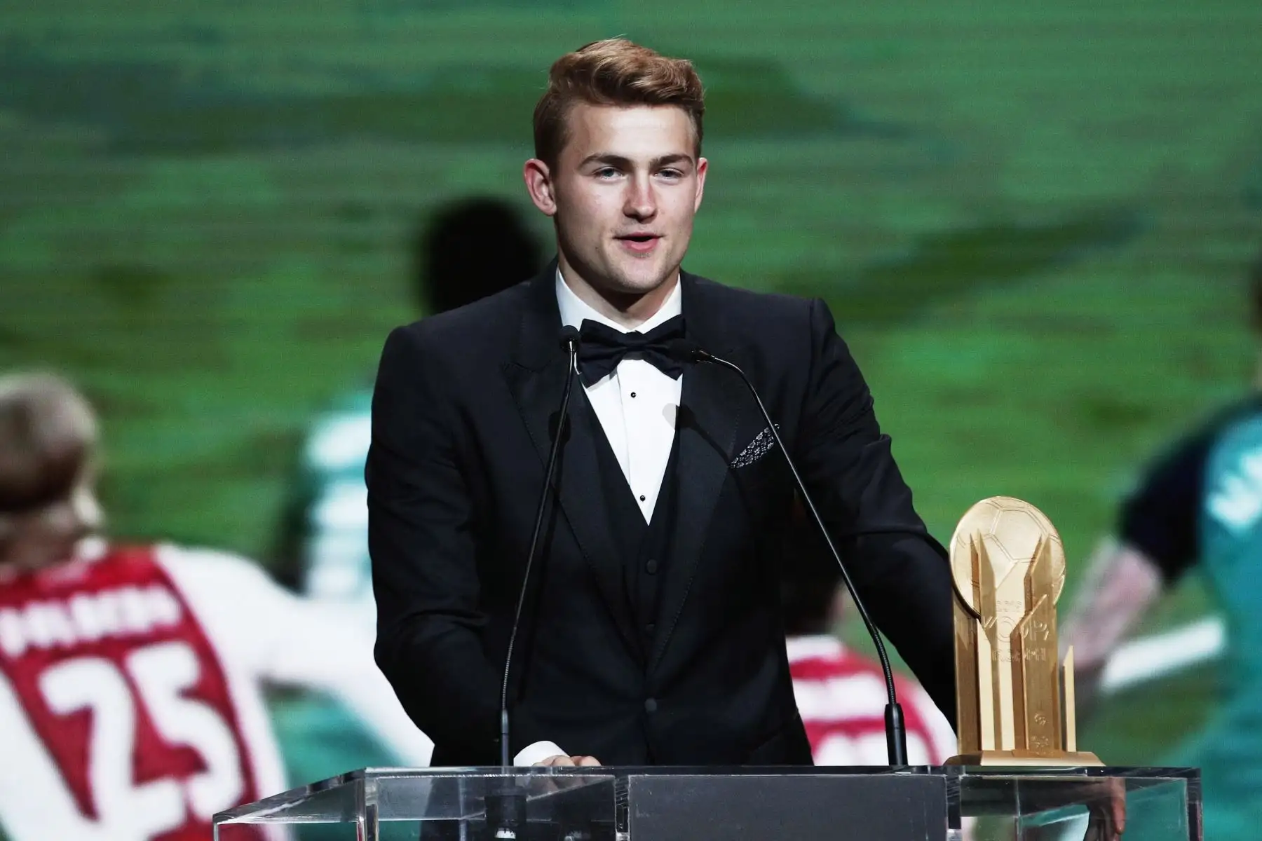 El defensor de la Juventus de Turín, Matthijs de Ligt de los Países Bajos, gana el Kopa Tropjhy durante la ceremonia del Balón de Oro en el Teatro du Chatelet en París. Foto: EFE