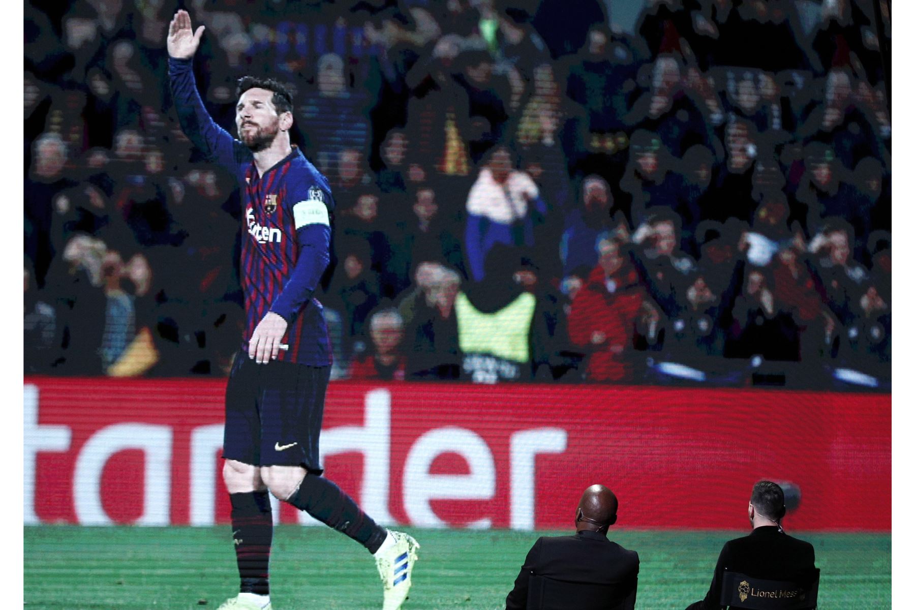 El delantero del Barcelona Lionel Messi,  gana su sexto Balón de Oro. Foto: EFE