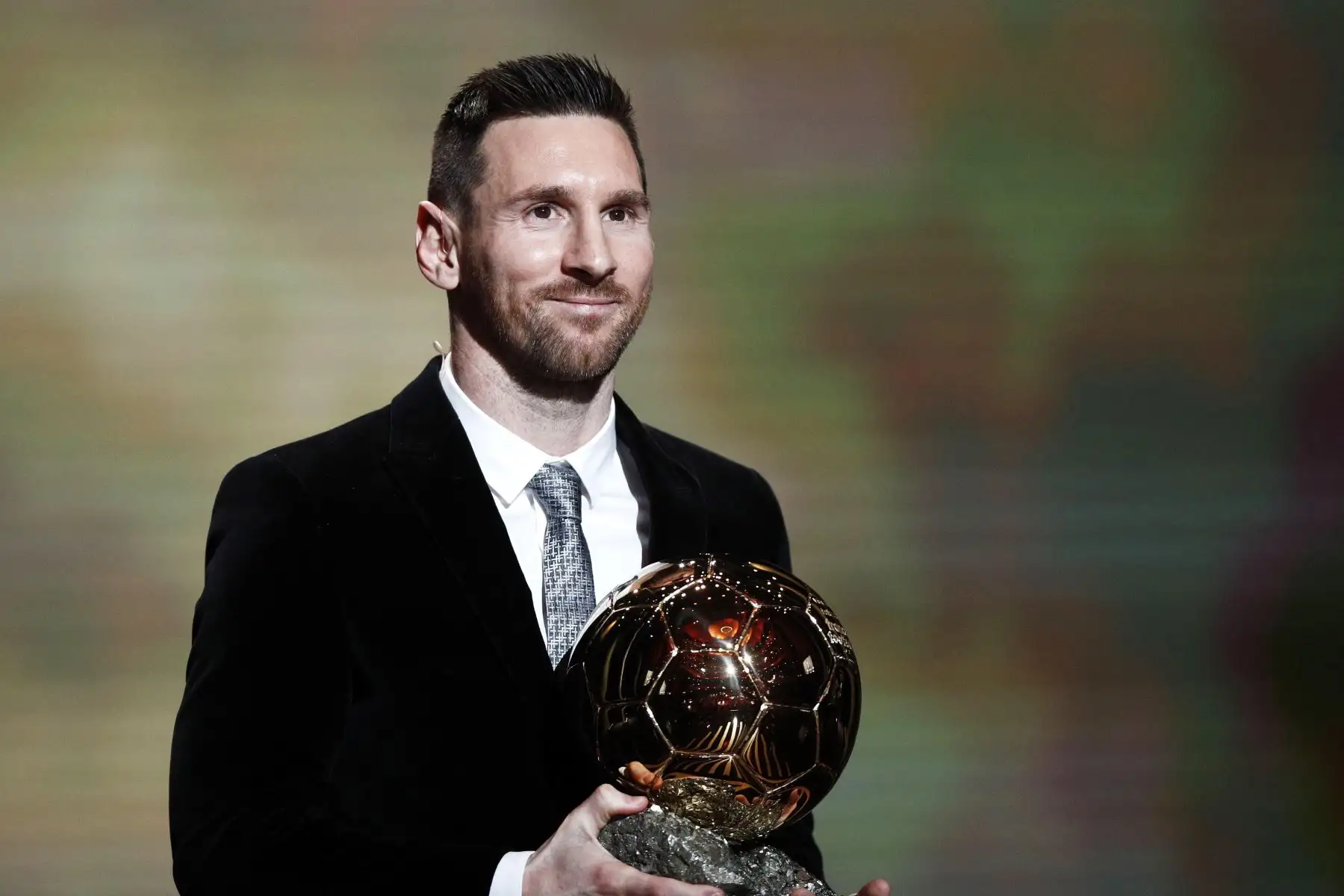 Lionel Messi recibió en 2019 su sexto Balón de Oro. A lo largo de su carrera elevó esa cifra a ocho galardones, la mayor cantidad obtenida por un futbolista. Foto: ANDINA/EFE.