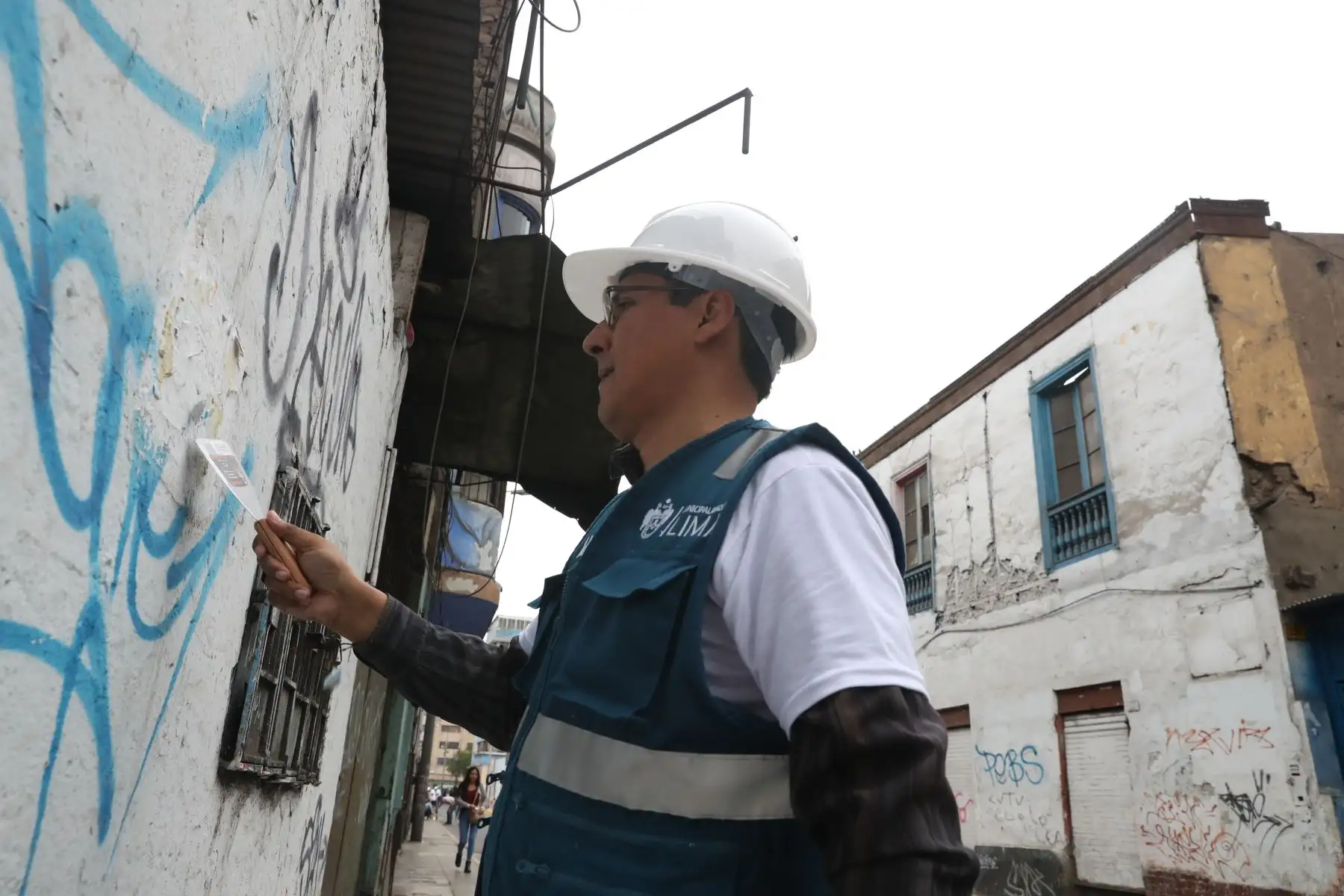 Voluntarios trabajan en el operativo de limpieza y salud pública que realiza la Municipalidad de Lima en Jr.  Quilca. Foto: ANDINA/Melina Mejía