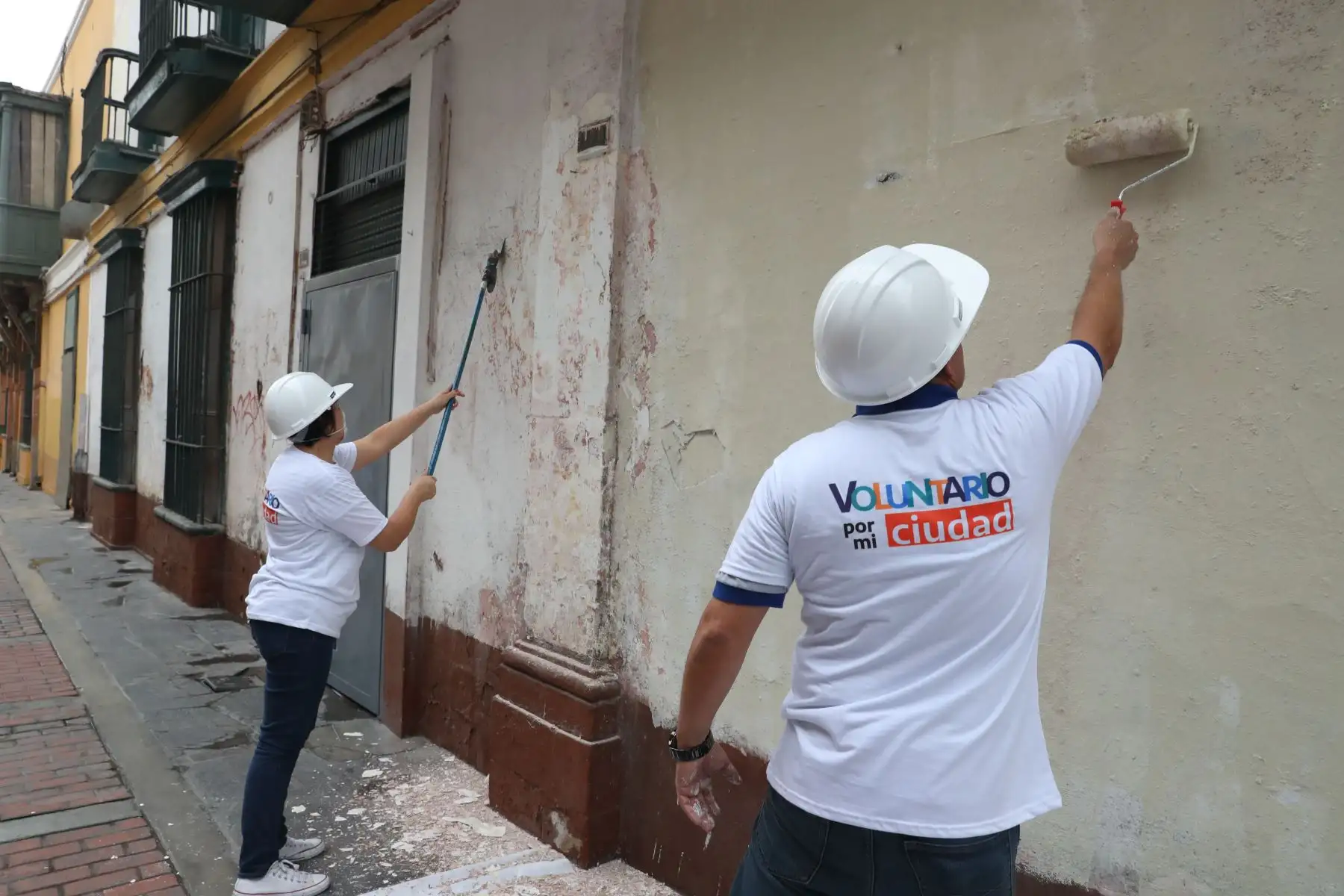 Voluntarios trabajan en el operativo de limpieza y salud pública que realiza la Municipalidad de Lima en Jr.  Quilca. Foto: ANDINA/Melina Mejía