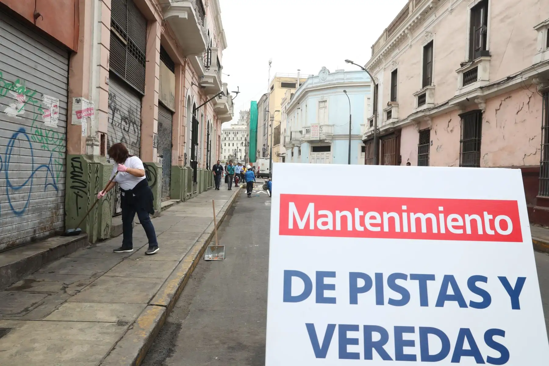 Voluntarios trabajan en el operativo de limpieza y salud pública que realiza la Municipalidad de Lima en Jr.  Quilca. Foto: ANDINA/Melina Mejía