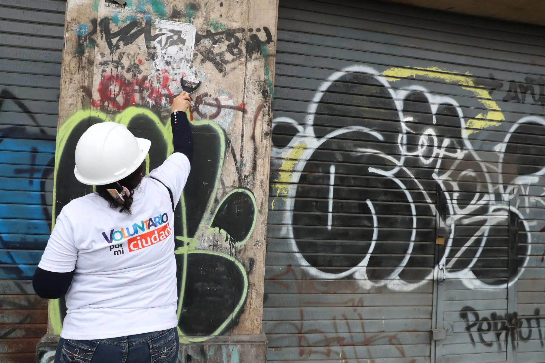 Voluntarios trabajan en el operativo de limpieza y salud pública que realiza la Municipalidad de Lima en Jr.  Quilca. Foto: ANDINA/Melina Mejía