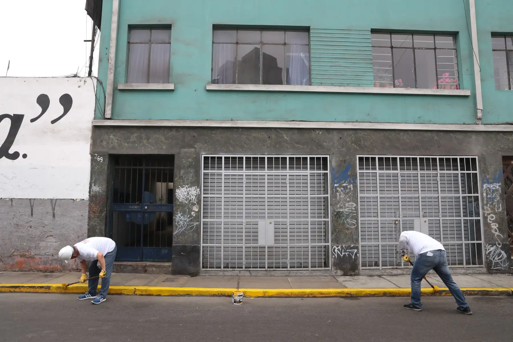 Voluntarios trabajan en el operativo de limpieza y salud pública que realiza la Municipalidad de Lima en Jr.  Quilca. Foto: ANDINA/Melina Mejía