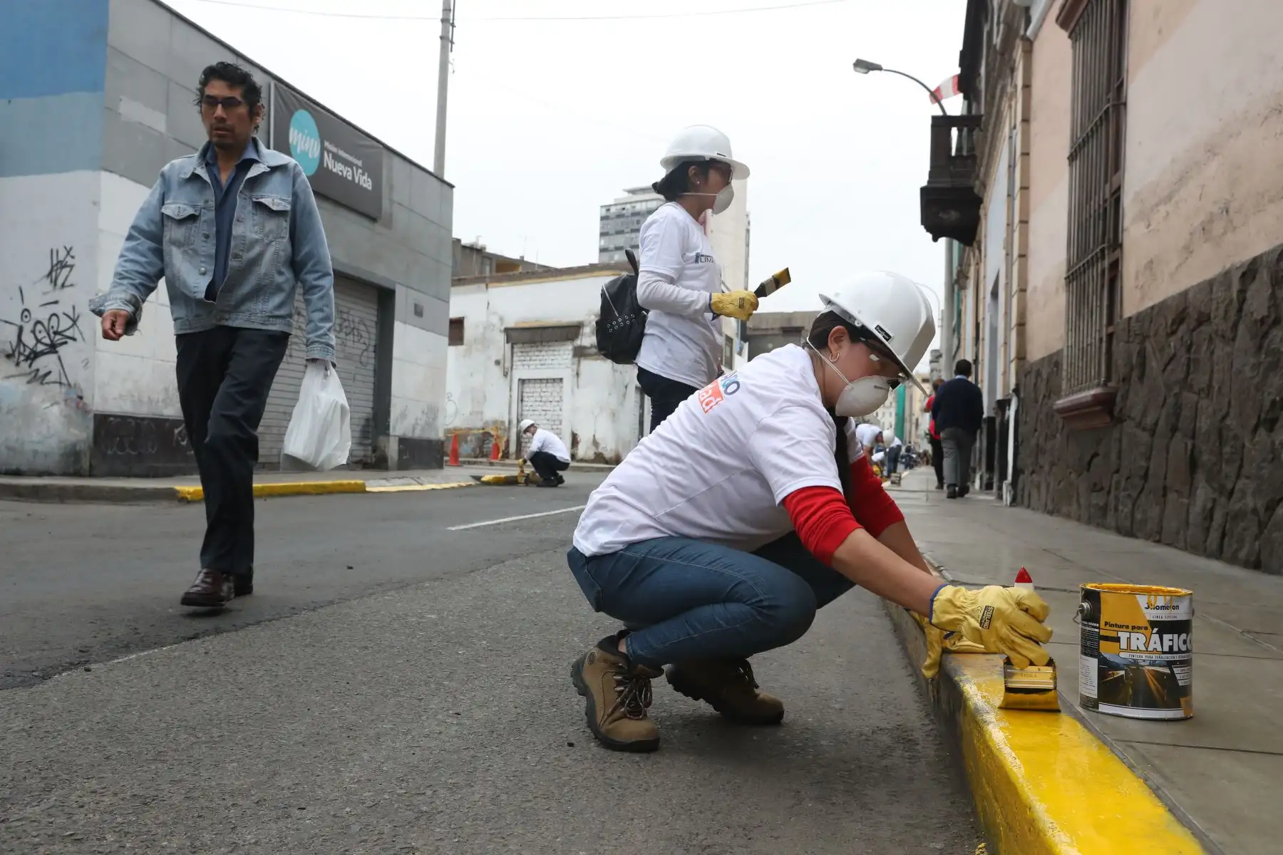 Voluntarios trabajan en el operativo de limpieza y salud pública que realiza la Municipalidad de Lima en Jr.  Quilca. Foto: ANDINA/Melina Mejía