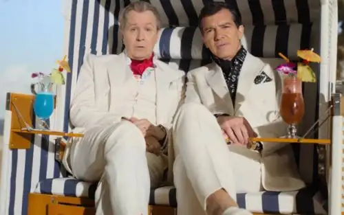 Escena de La lavandería con Gary Oldman y Antonio Banderas.