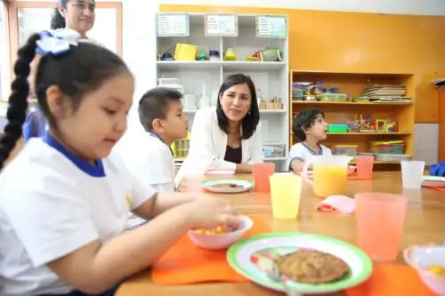 La titular de Educación visitó el colegio inicial 87 Los Próceres (Surco), donde los estudiantes crearon un biohuerto en el que se siembran alimentos saludables. Foto: Minedu
