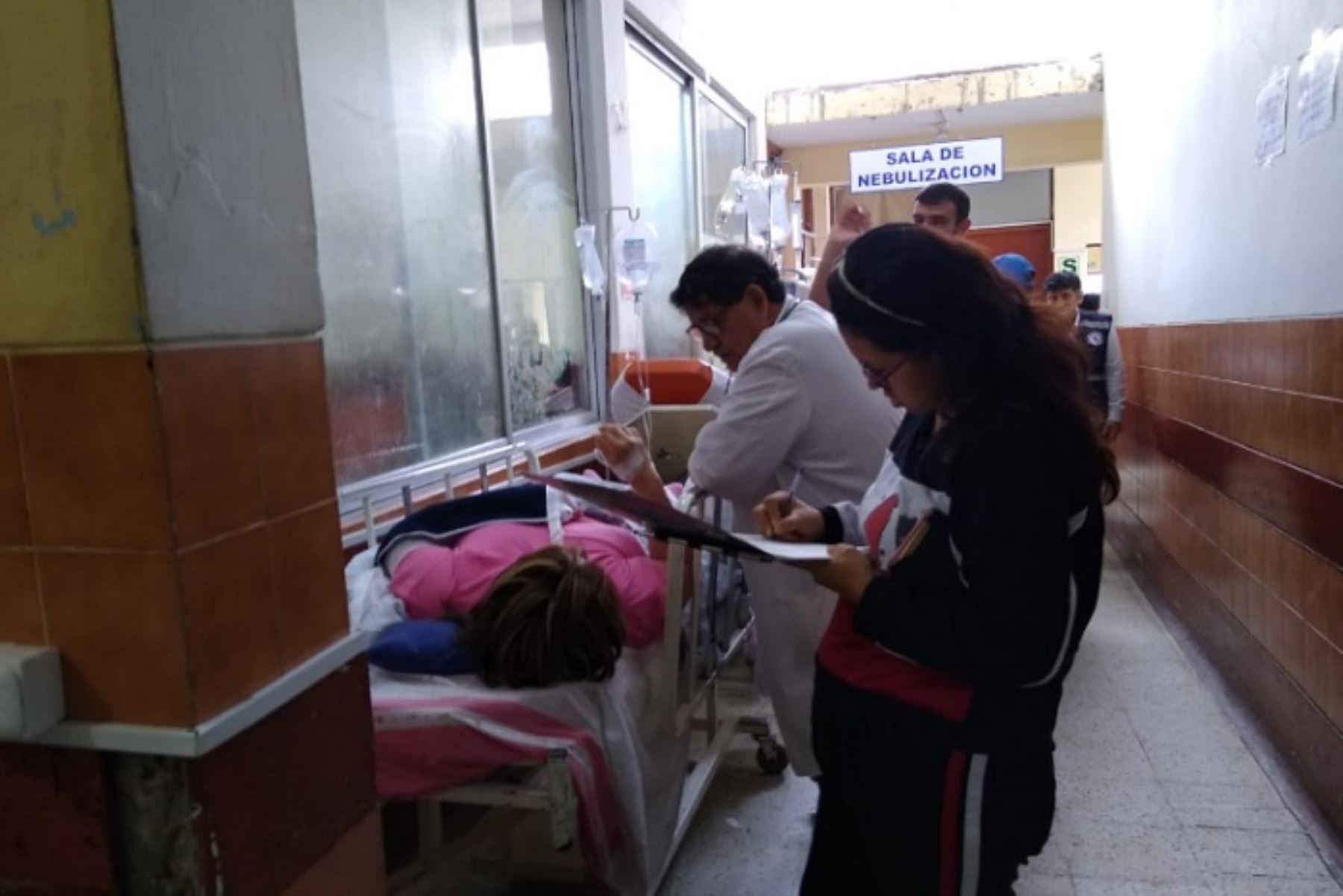 La cantidad de heridos trasladados originó que el hospital La Caleta de Chimbote sobrepase su capacidad de atención, tanto en personal como en logística de camas.