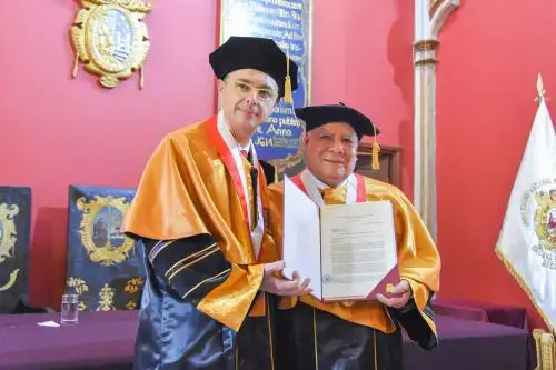 El rector de la Universidad de Salamanca, Ricardo Rivero Ortega (izq.), fue distinguido por San Marcos con el doctorado honoris causa.
