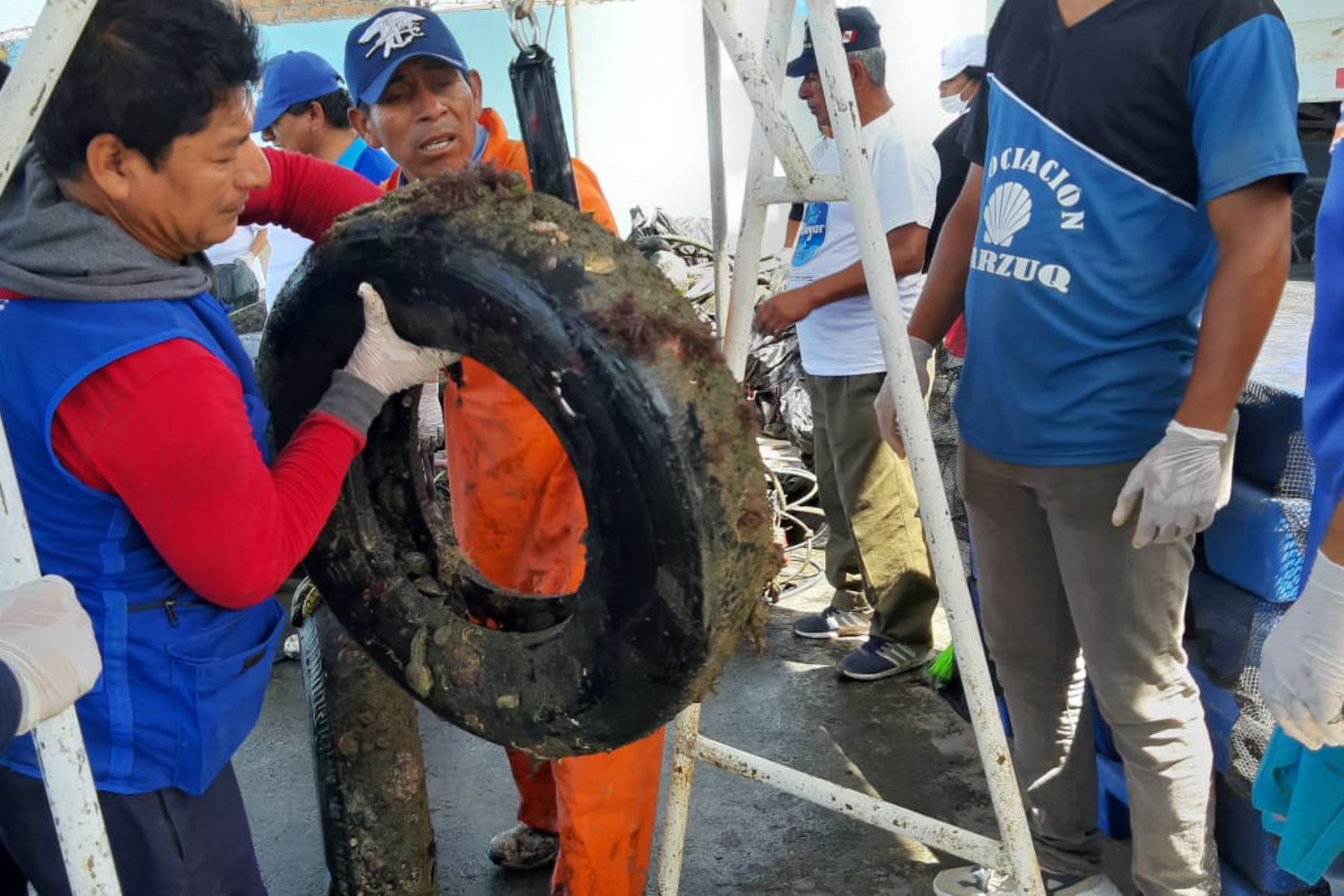Recogen cerca de cuatro toneladas de residuos sólidos de fondo marino durante jornada de limpieza realizada en el mar de Piura.