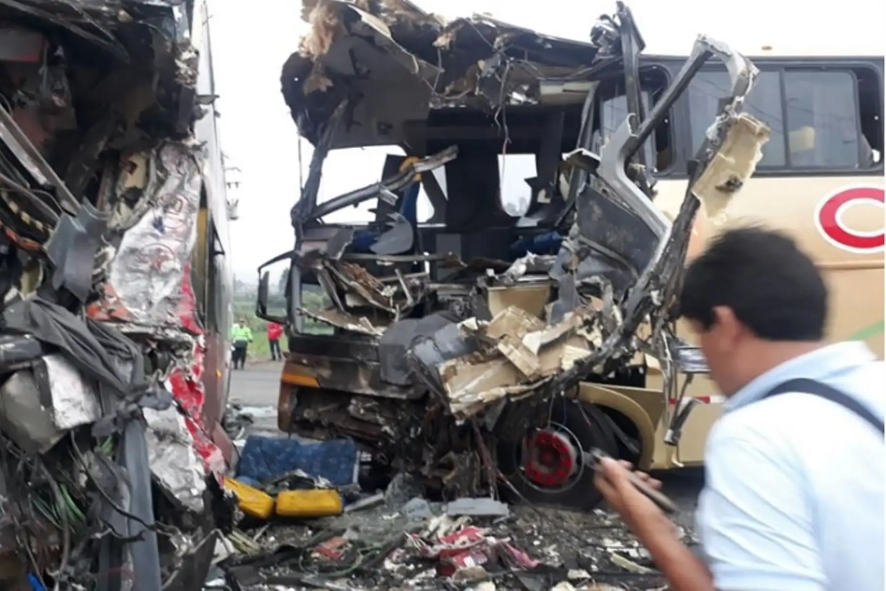 El Hospital La Caleta de Chimbote, informó hoy que la última fallecida ha sido identificada como Flor Toscano Toribio, quien fue referida a este nosocomio. Pese a que los médicos hicieron denonados esfuerzos por estabilizarla anoche no resistió más y murió.