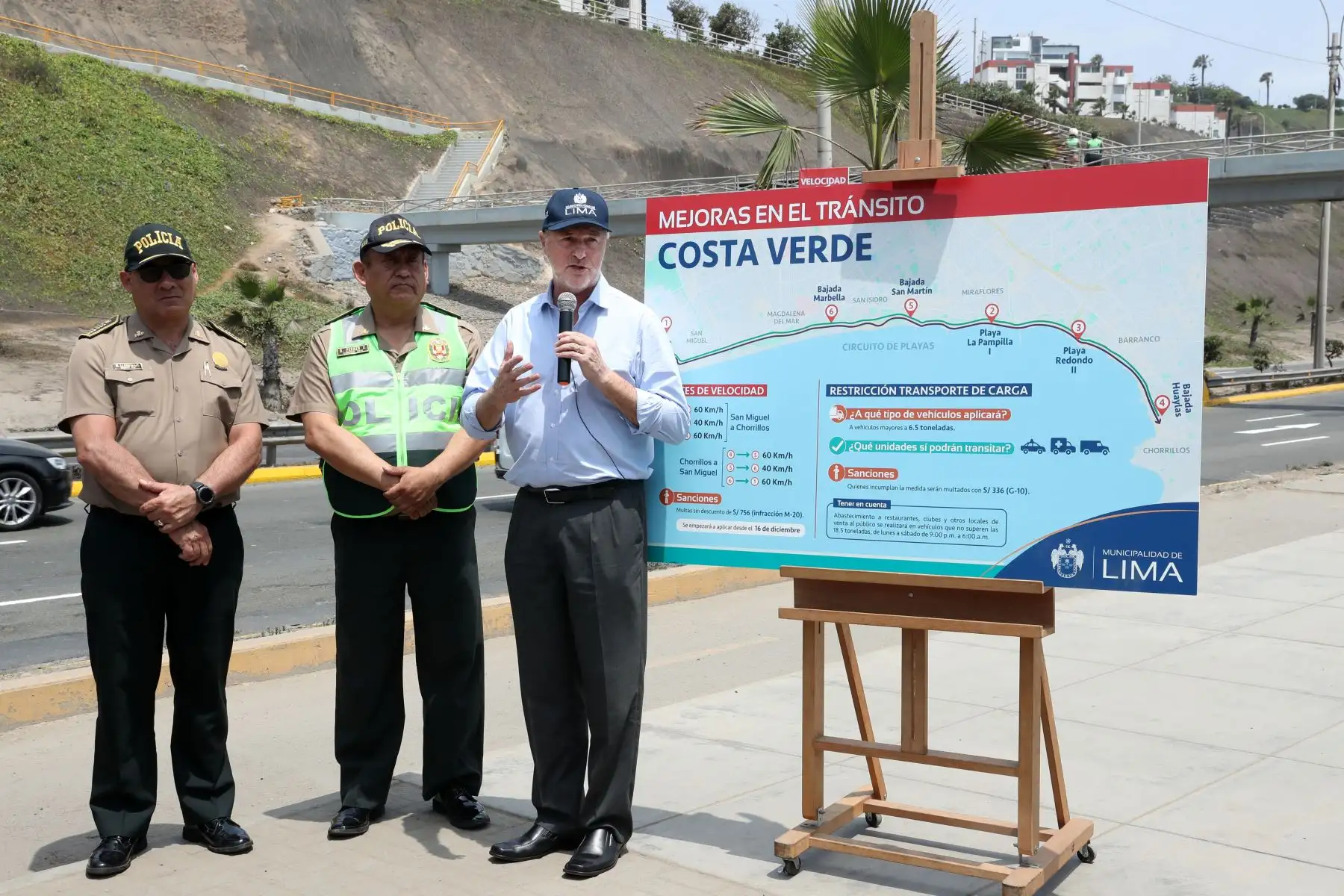 El alcalde de Lima, Jorge Muñoz, informa las nuevas medidas de gestión de tránsito en la Costa Verde, entre ellas la fiscalización de velocidad a través de cinemómetros. Foto: ANDINA/Melina Mejía