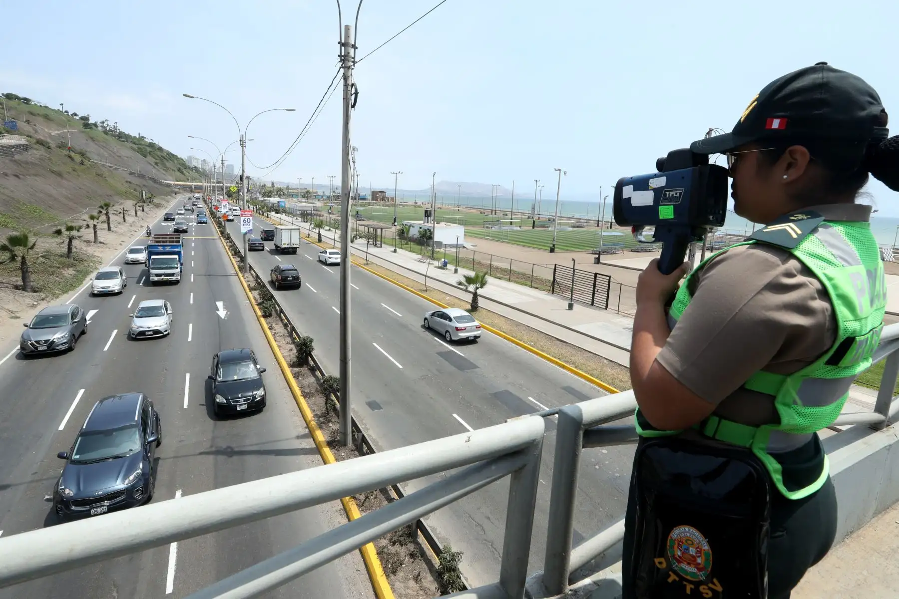 El alcalde de Lima, Jorge Muñoz, informa las nuevas medidas de gestión de tránsito en la Costa Verde, entre ellas la fiscalización de velocidad a través de cinemómetros. Foto: ANDINA/Melina Mejía