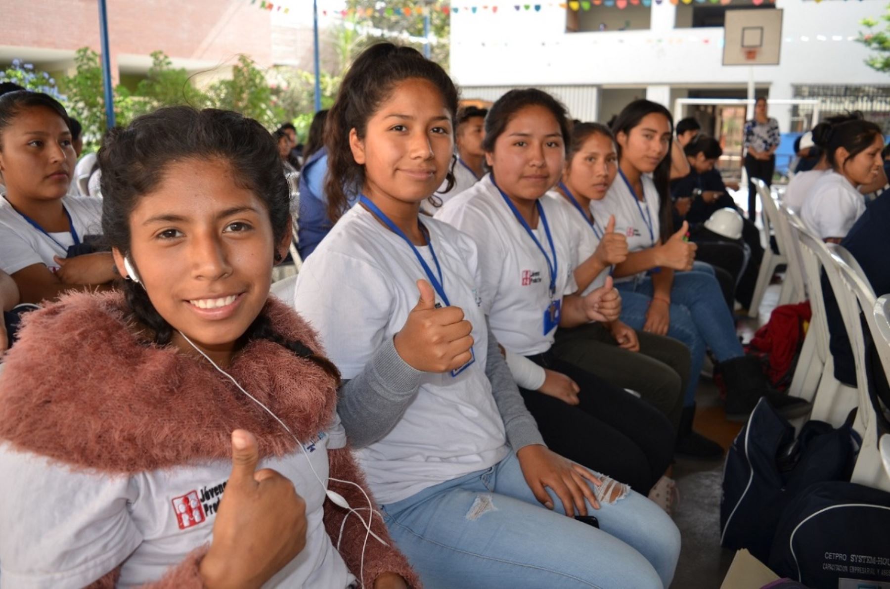 Ministerio de trabajo otorga certificados de capacitación laboral a 120 jóvenes de Huaycán