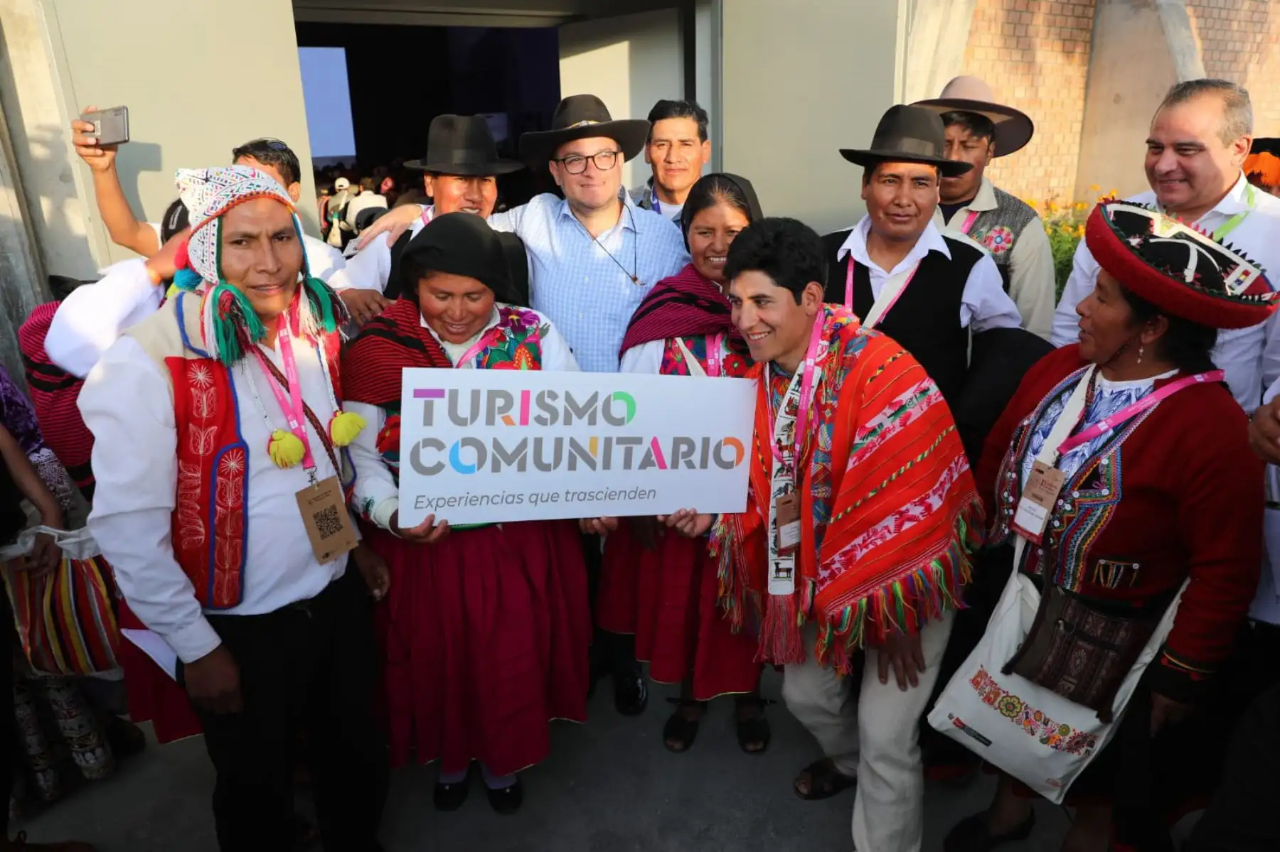 Durante el XI Encuentro Nacional de Turismo Comunitario, que se desarrolla en Arequipa, el titular del Mincetur, Edgar Vásquez, relanzó la marca Turismo Comunitario con una nueva identidad.