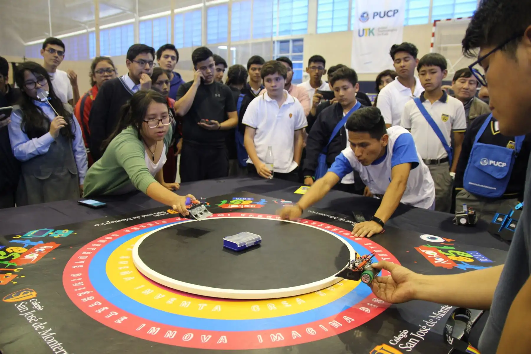 El STEM Summit 2019, organizado por United Technologies for Kids (UTK) y la Pontificia Universidad Católica del Perú, premió a 15 colegios públicos y privados de Lima, Huaraz y Arequipa que desarrollaron proyectos tecnológicos y de innovación.