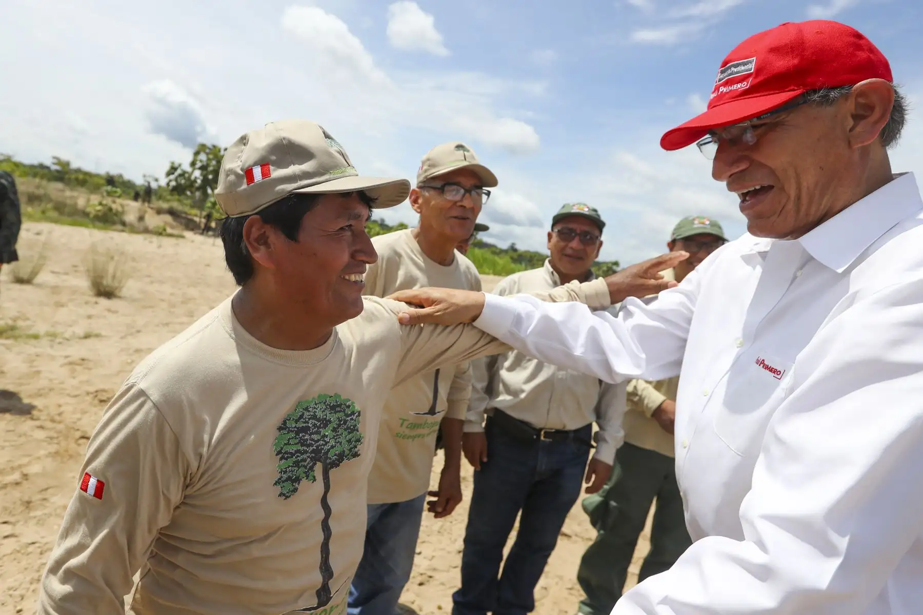 El presidente Martín Vizcarra, supervisó los trabajos de recuperación forestal en la Reserva Nacional Tambopata afectados por la minería ilegal.Foto: ANDINA/ Prensa Presidencia