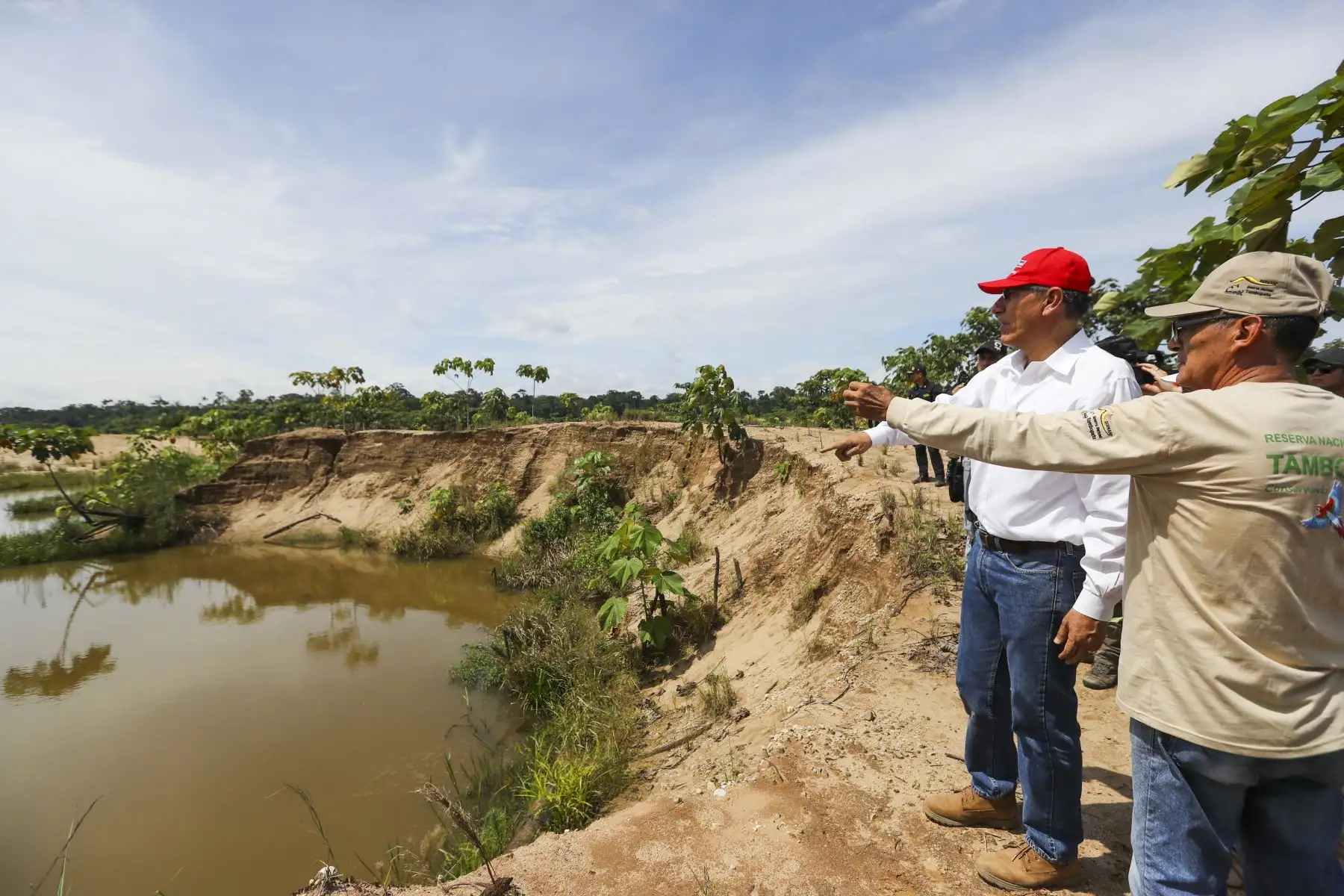 El presidente Martín Vizcarra, supervisó los trabajos de recuperación forestal en la Reserva Nacional Tambopata afectados por la minería ilegal.Foto: ANDINA/ Prensa Presidencia