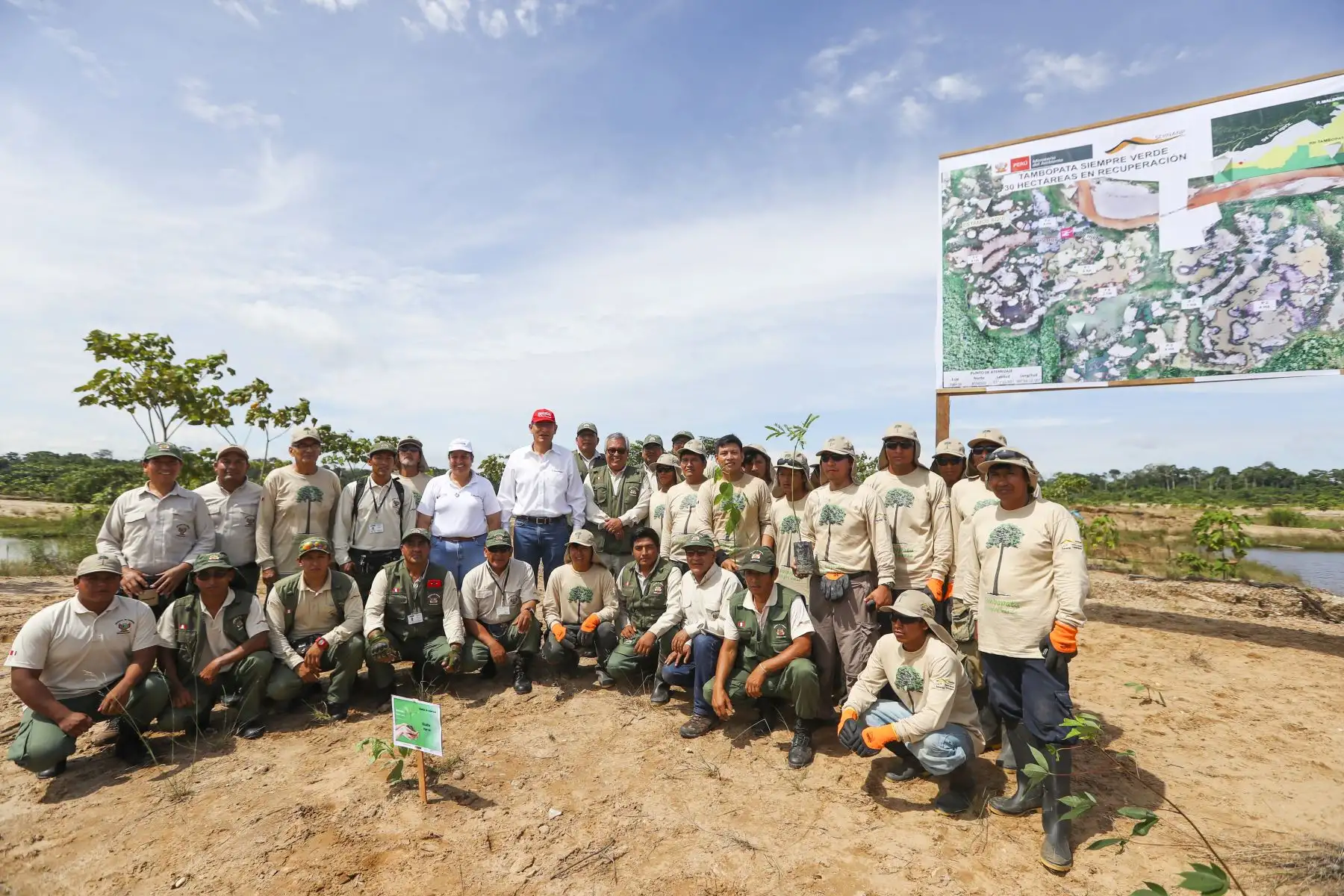 El presidente Martín Vizcarra, supervisó los trabajos de recuperación forestal en la Reserva Nacional Tambopata afectados por la minería ilegal.Foto: ANDINA/ Prensa Presidencia