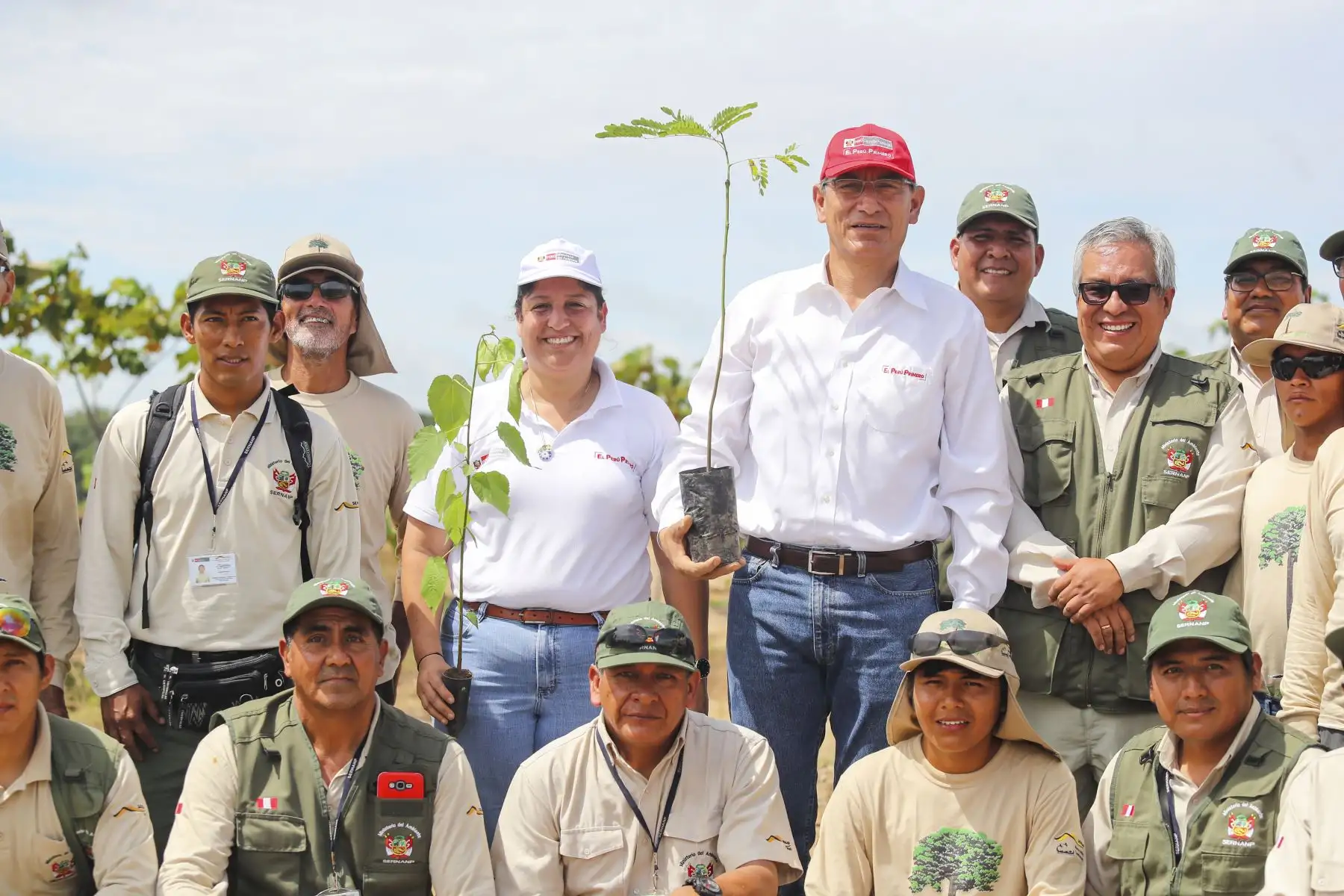 El presidente Martín Vizcarra, supervisó los trabajos de recuperación forestal en la Reserva Nacional Tambopata afectados por la minería ilegal.Foto: ANDINA/ Prensa Presidencia