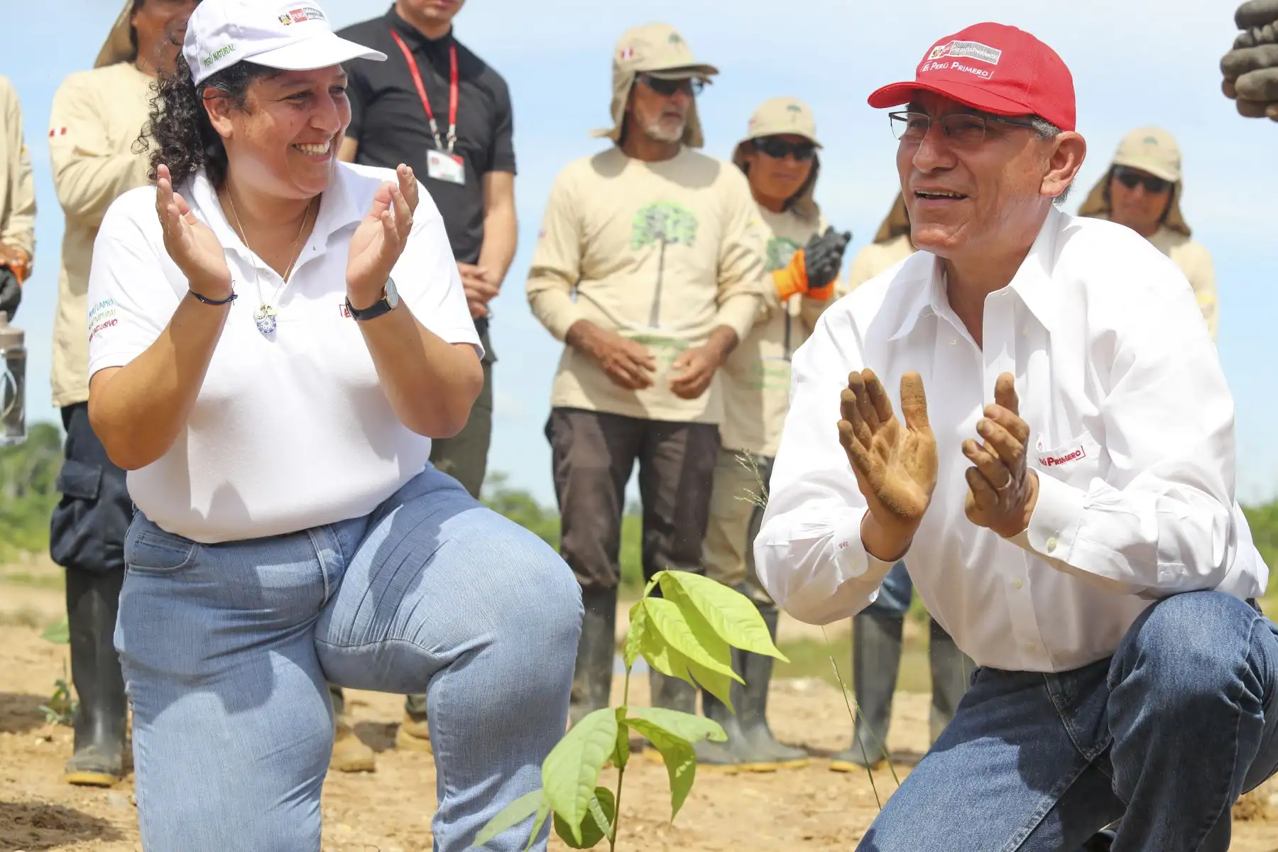 El presidente Martín Vizcarra, supervisó los trabajos de recuperación forestal en la Reserva Nacional Tambopata afectados por la minería ilegal.Foto: ANDINA/ Prensa Presidencia