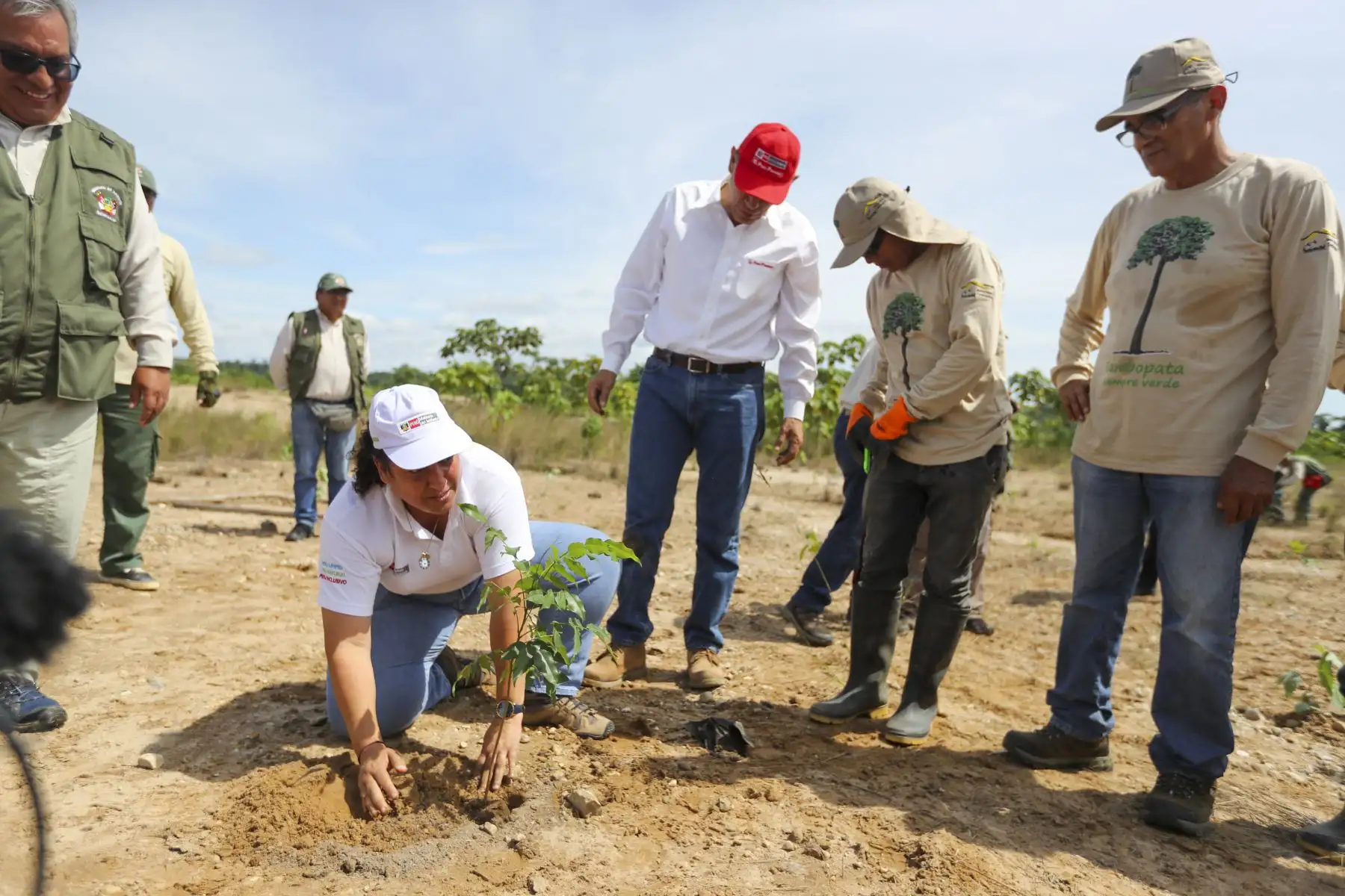 El presidente Martín Vizcarra, supervisó los trabajos de recuperación forestal en la Reserva Nacional Tambopata afectados por la minería ilegal.Foto: ANDINA/ Prensa Presidencia