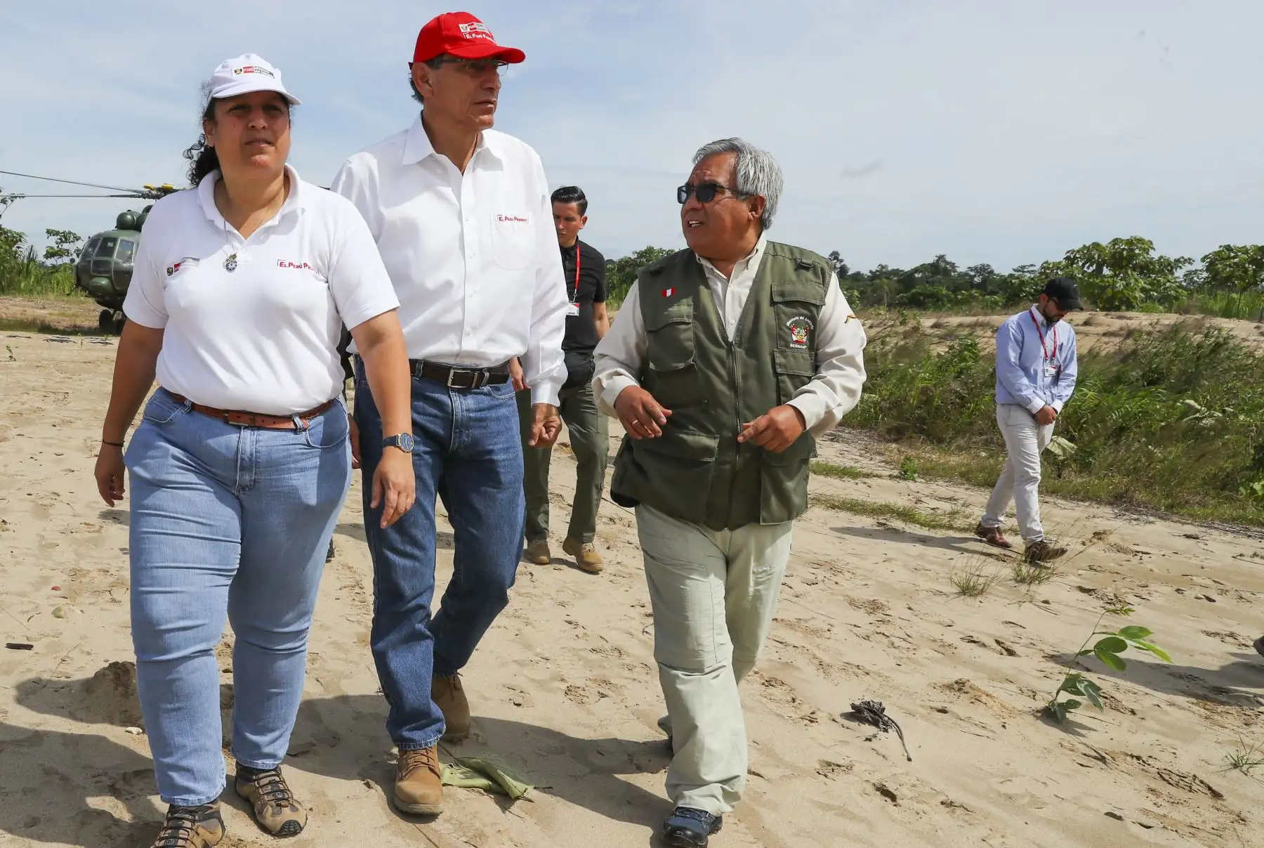 El presidente Martín Vizcarra, supervisó los trabajos de recuperación forestal en la Reserva Nacional Tambopata afectados por la minería ilegal.Foto: ANDINA/ Prensa Presidencia