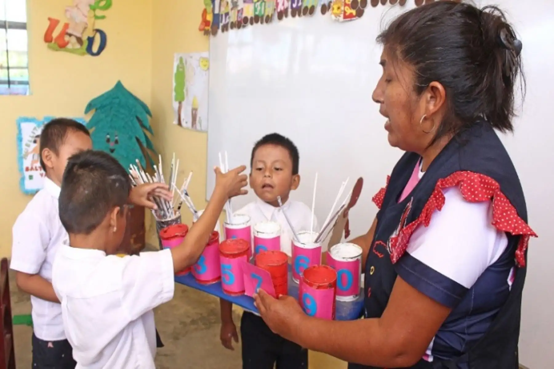 Esta iniciativa de convertir cartones y latas en recursos educativos ha evitado que más de 100 envases de alimentos, recibidos cada mes como parte del servicio alimentario del programa social lleguen a parar a los vertederos.