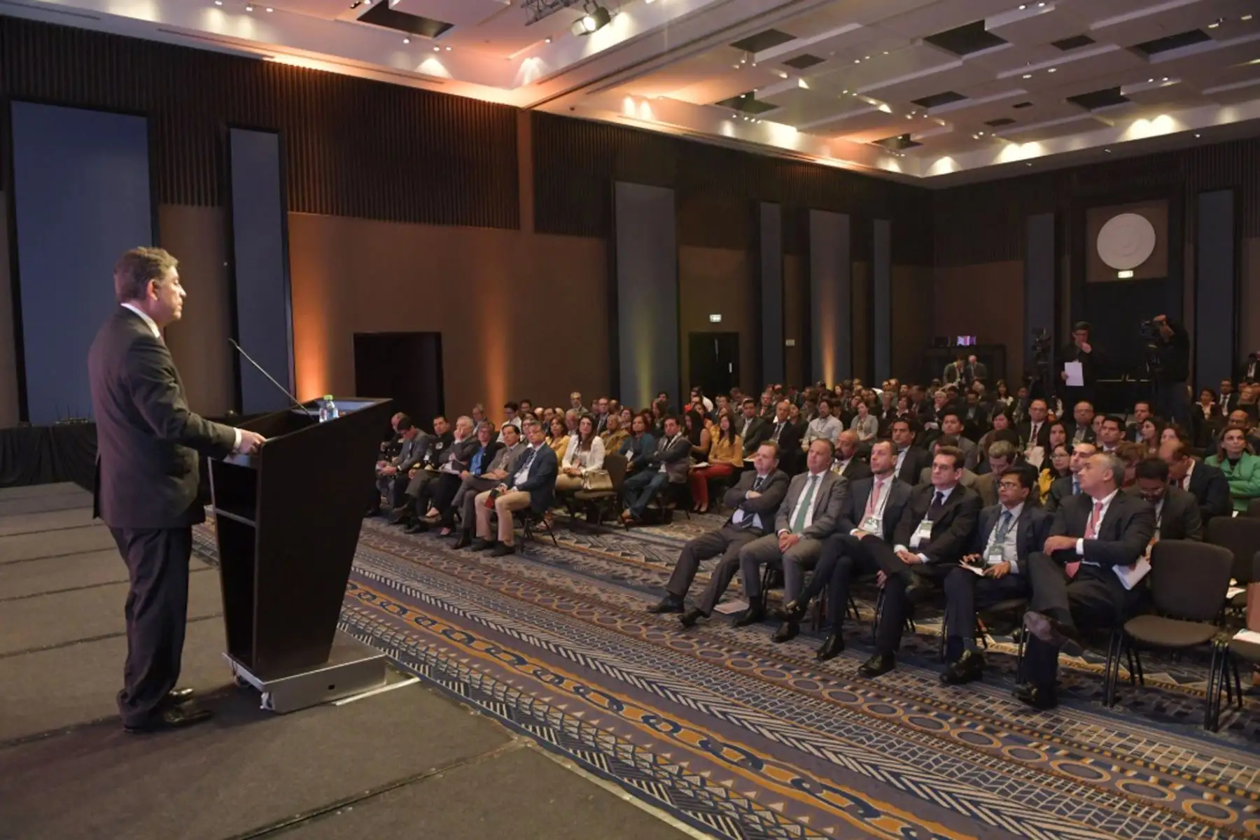 Ministro de Relaciones Exteriores,Gustavo Meza-Cuadra, inaugura la conferencia : " construyendo el Futuro Infraestructura y crecimiento en el Perú ".
Foto: Cancillería del Perú