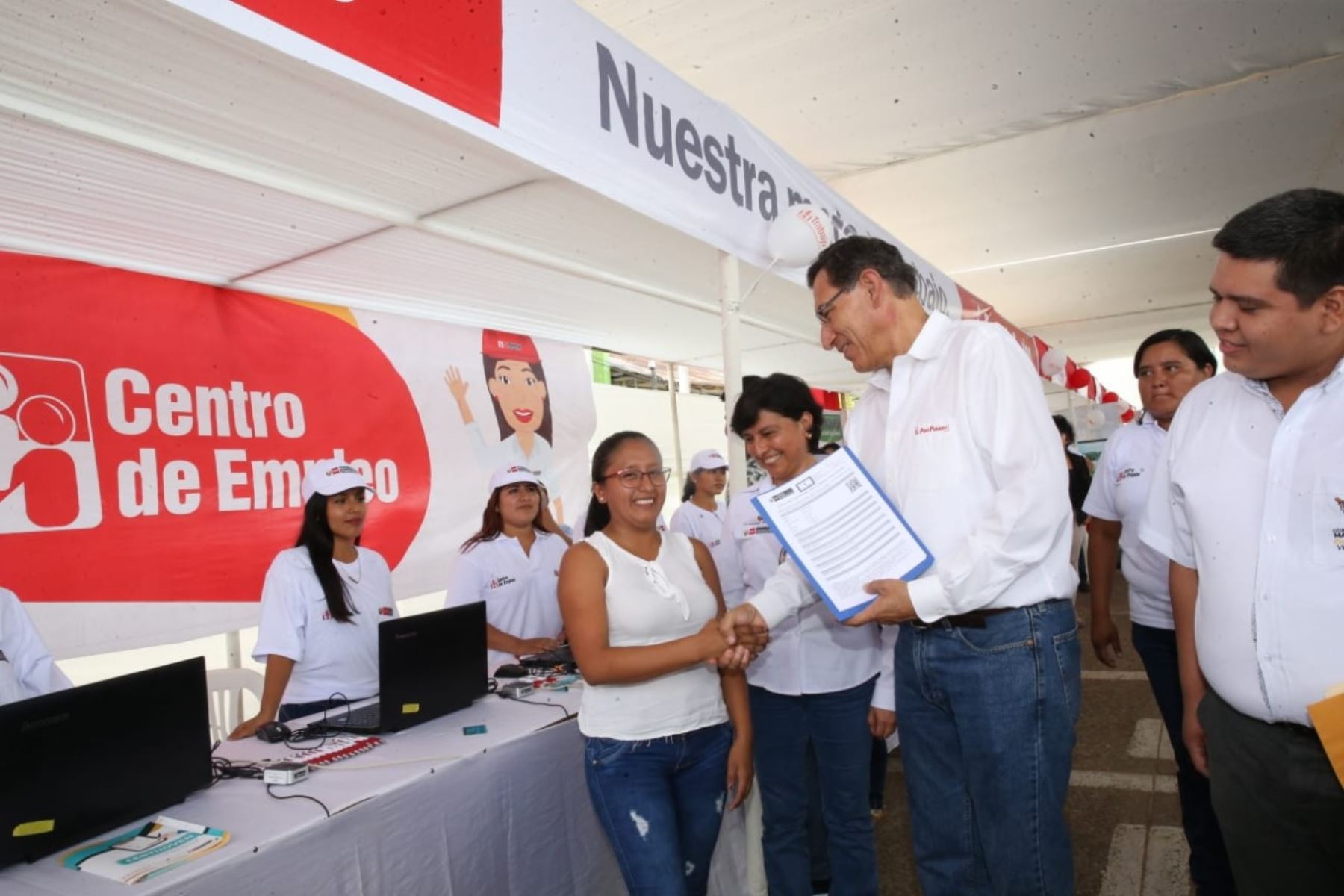 Presidente Martín Vizcarra y ministra de Trabajo y Promoción del Empleo, Sylvia Cáceres en Madre de Dios. Foto: Cortesía.