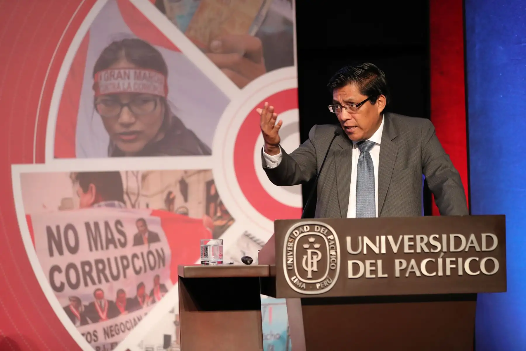 En el marco de la presentación de la “XI Encuesta Nacional sobre percepciones de la corrupción en el Perú 2019”, el titular de la PCM, Vicente Zeballos
,en calidad de presidente de la Comisión de Alto Nivel Anticorrupción, inauguró la Semana De La Integridad.
foto: PCM