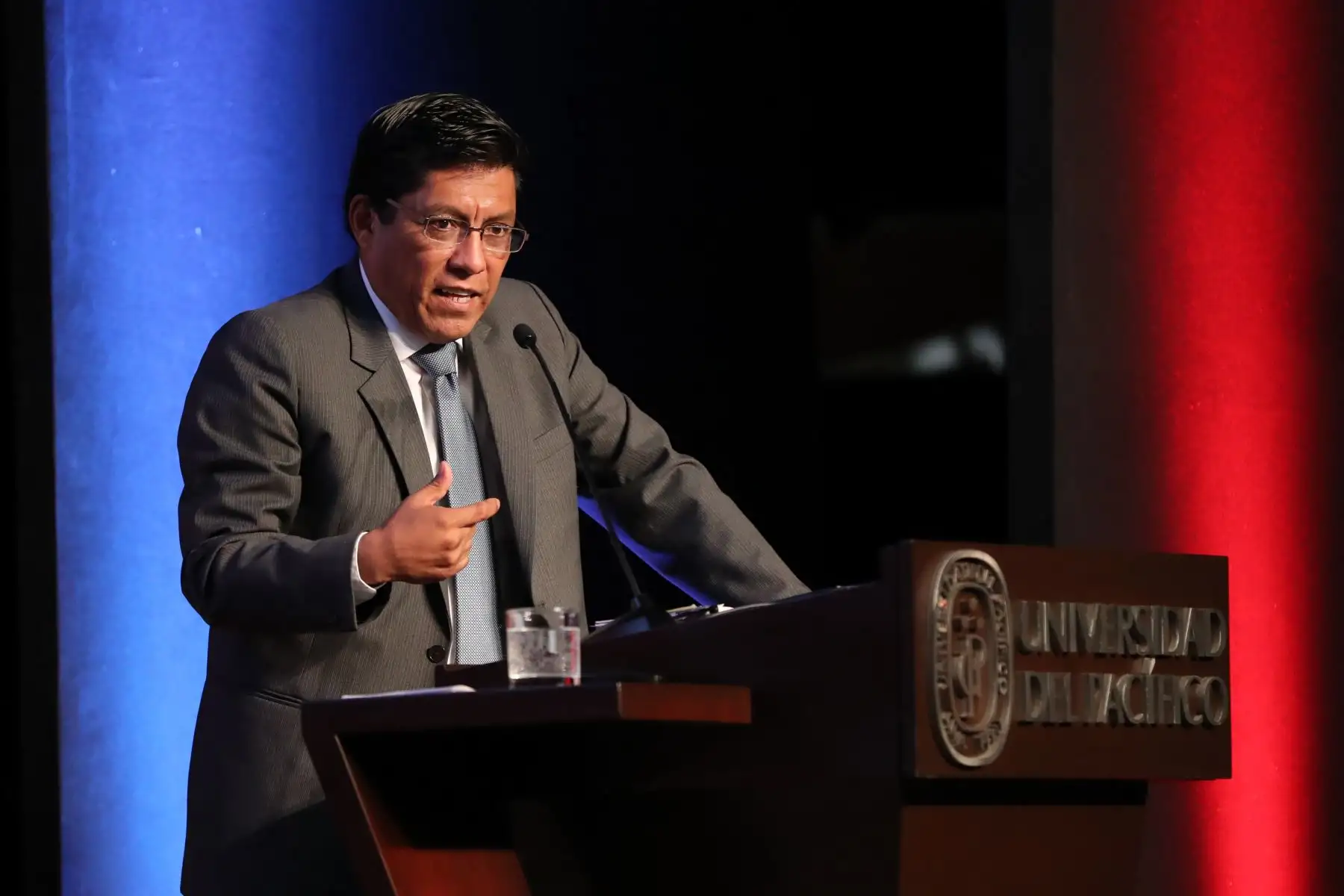 En el marco de la presentación de la “XI Encuesta Nacional sobre percepciones de la corrupción en el Perú 2019”, el titular de la PCM, Vicente Zeballos
,en calidad de presidente de la Comisión de Alto Nivel Anticorrupción, inauguró la Semana De La Integridad.
foto: PCM
