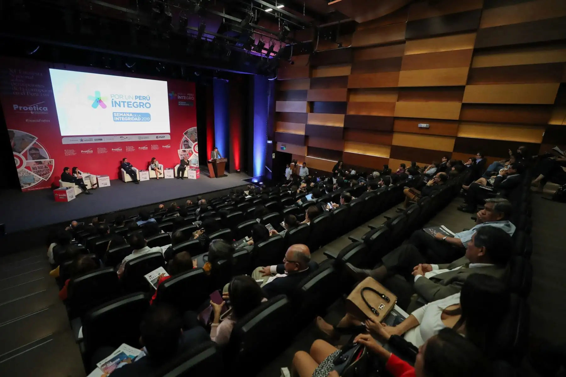 En el marco de la presentación de la “XI Encuesta Nacional sobre percepciones de la corrupción en el Perú 2019”, el titular de la PCM, Vicente Zeballos
,en calidad de presidente de la Comisión de Alto Nivel Anticorrupción, inauguró la Semana De La Integridad.
foto: PCM