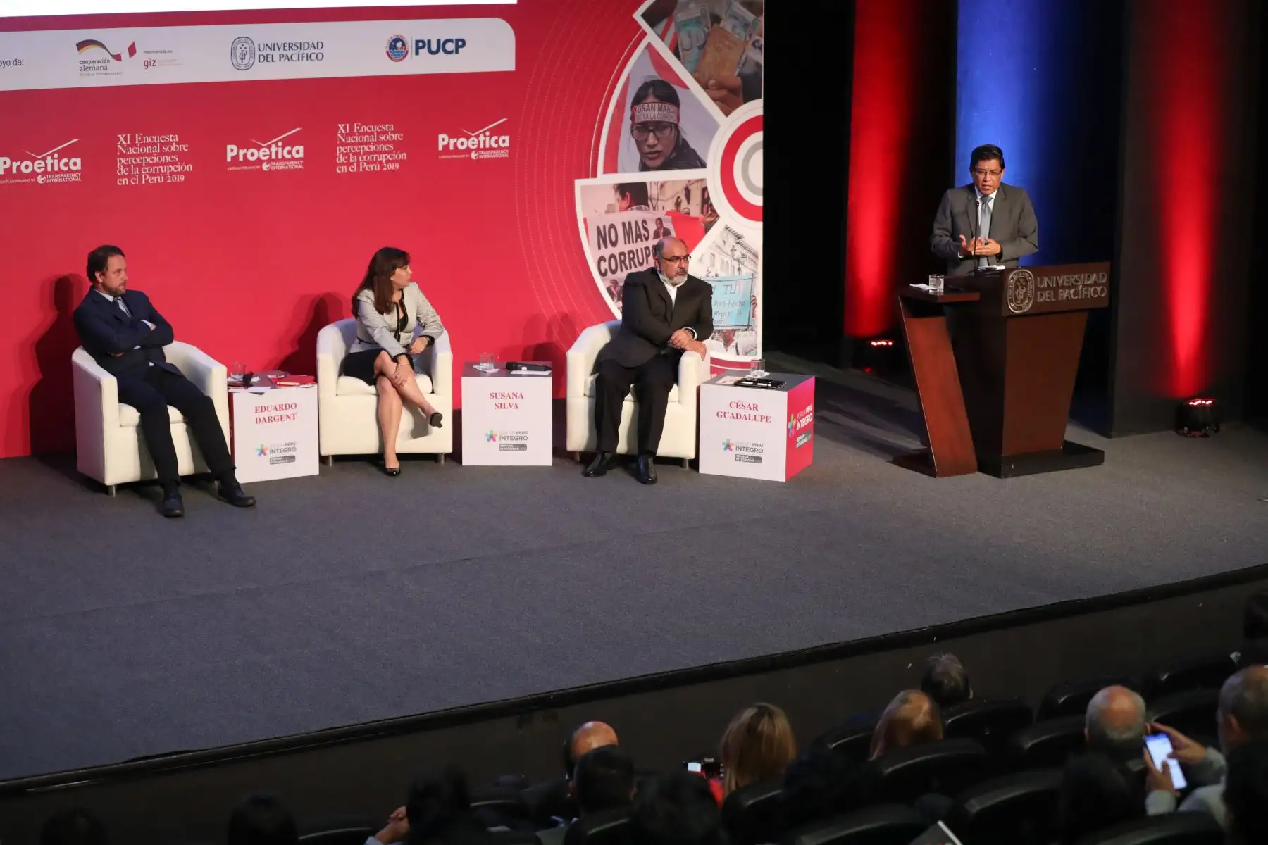 En el marco de la presentación de la “XI Encuesta Nacional sobre percepciones de la corrupción en el Perú 2019”, el titular de la PCM, Vicente Zeballos
,en calidad de presidente de la Comisión de Alto Nivel Anticorrupción, inauguró la Semana De La Integridad.
foto: PCM