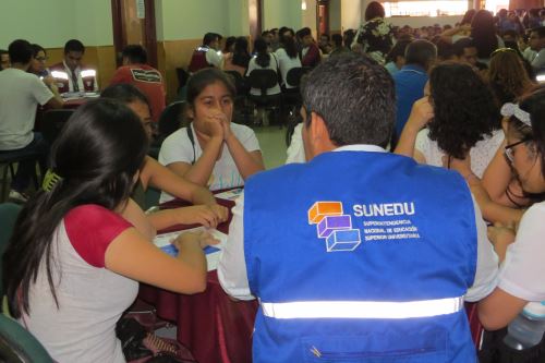 La Sunedu conformó mesas de trabajo en Chimbote para absolver las dudas de los estudiantes sobre proceso de cierre de la Universidad San Pedro.
