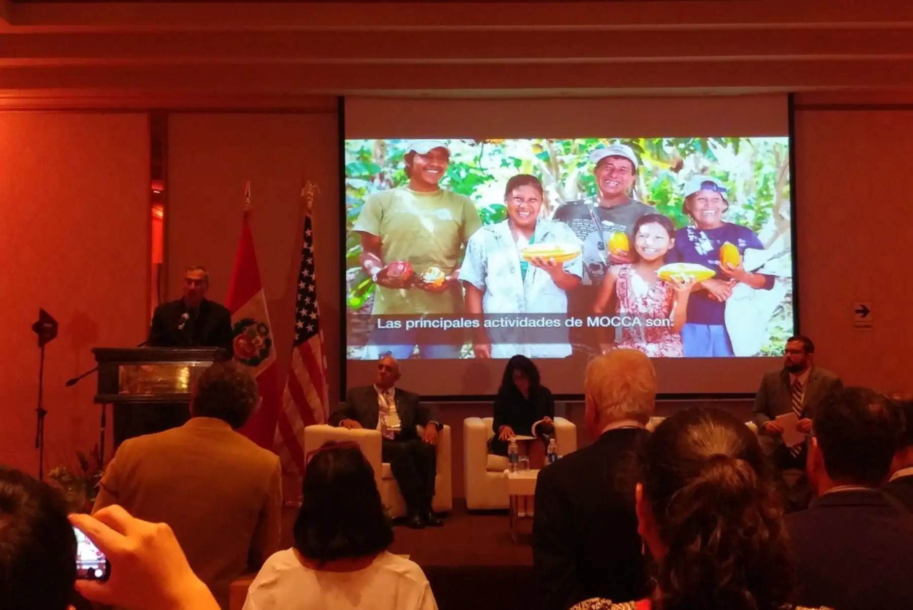 Embajador de Estados Unidos, Krishna R. Urs, presenta programa de apoyo para pequeños agricultores de café y cacao, MOCCA.  Foto: Andina.