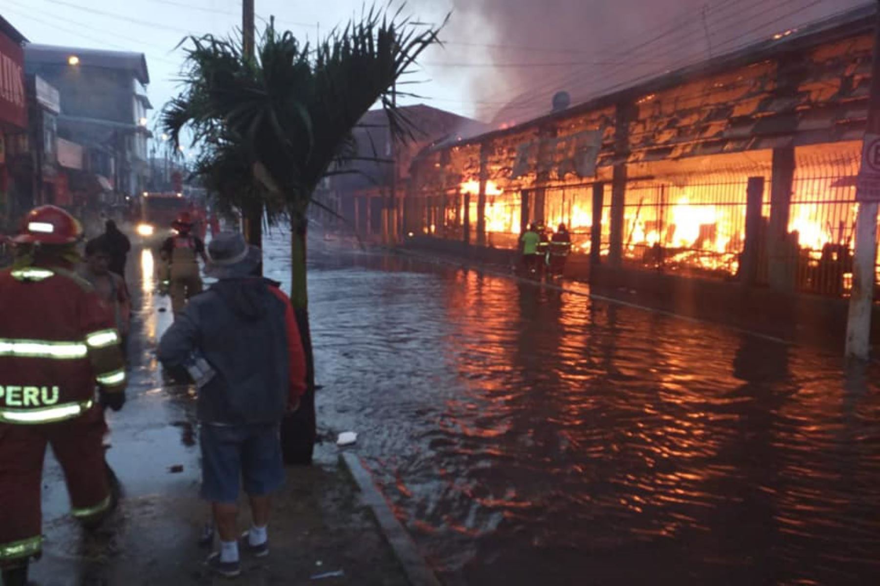 Incendio consume centro comercial en Iquitos. Foto: Cortesía: Lo que esta pasando en Iquitos/Facebook