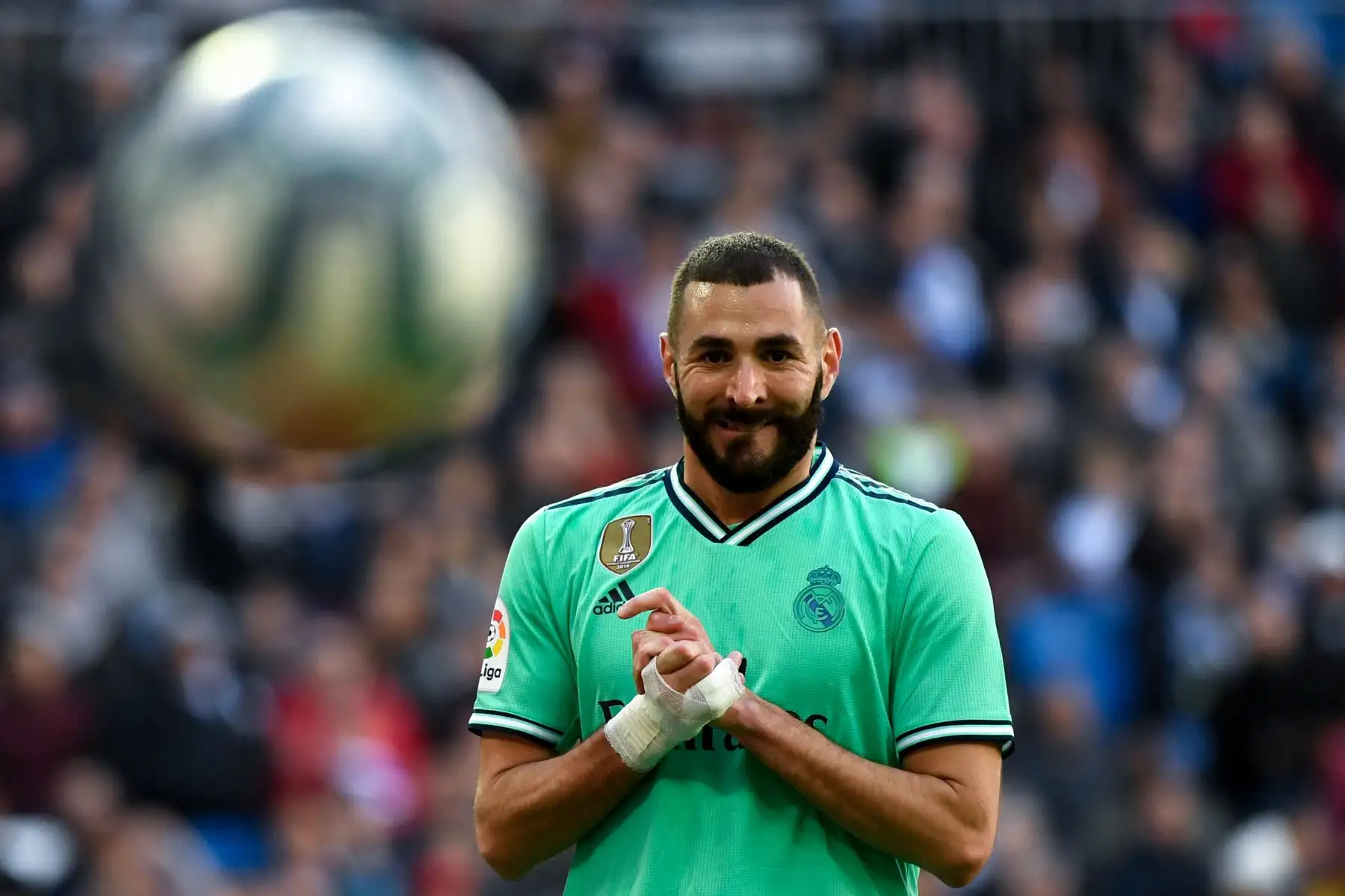 El delantero francés del Real Madrid Karim Benzema mira el balón durante el partido de fútbol de la Liga española entre el Real Real Madrid CF y el RCD Espanyol.
Foto: AFP
