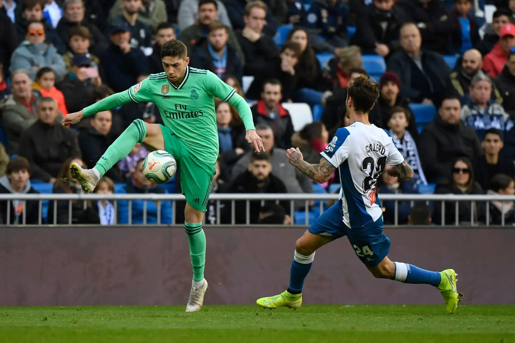 El centrocampista uruguayo del Real Madrid Federico Valverde compite con el defensor español del Espanyol Fernando Calero durante el partido de fútbol de la Liga española entre el Real Real Madrid CF y el RCD Espanyol.
Foto: AFP