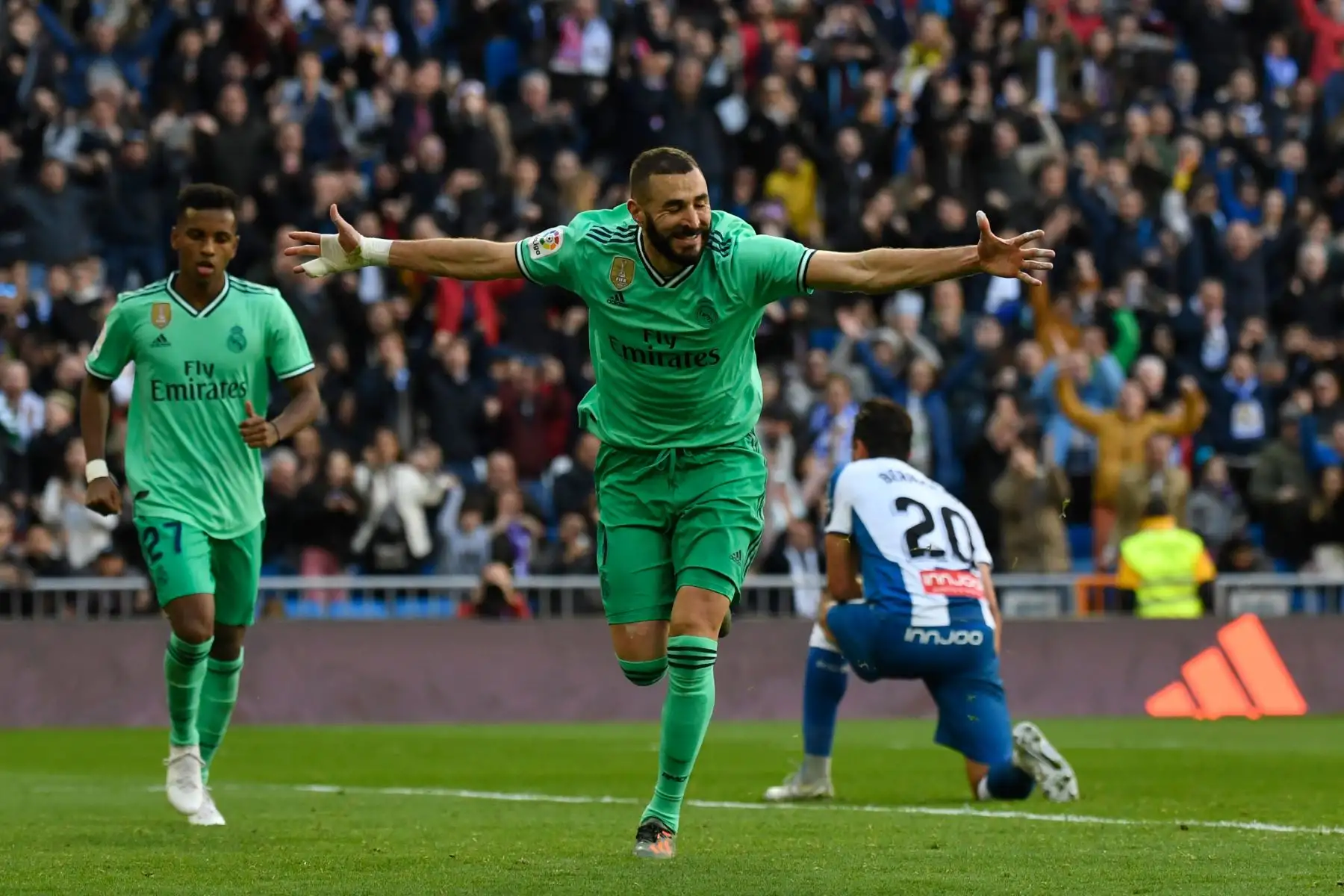 El delantero francés del Real Madrid Karim Benzema celebra después de marcar un gol durante el partido de fútbol de la Liga española entre el Real Real Madrid CF y el RCD Espanyol.
Foto: AFP