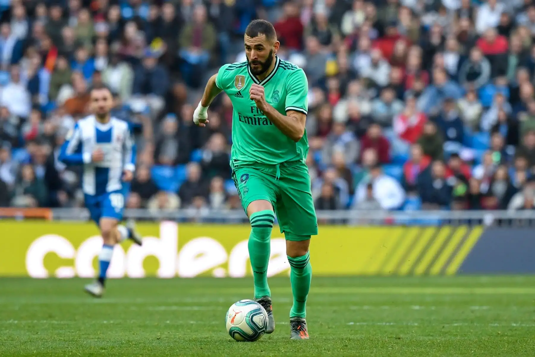 El delantero francés del Real Madrid Karim Benzema corre con el balón durante el partido de fútbol de la Liga española entre el Real Real Madrid CF y el RCD Espanyol.
Foto: AFP