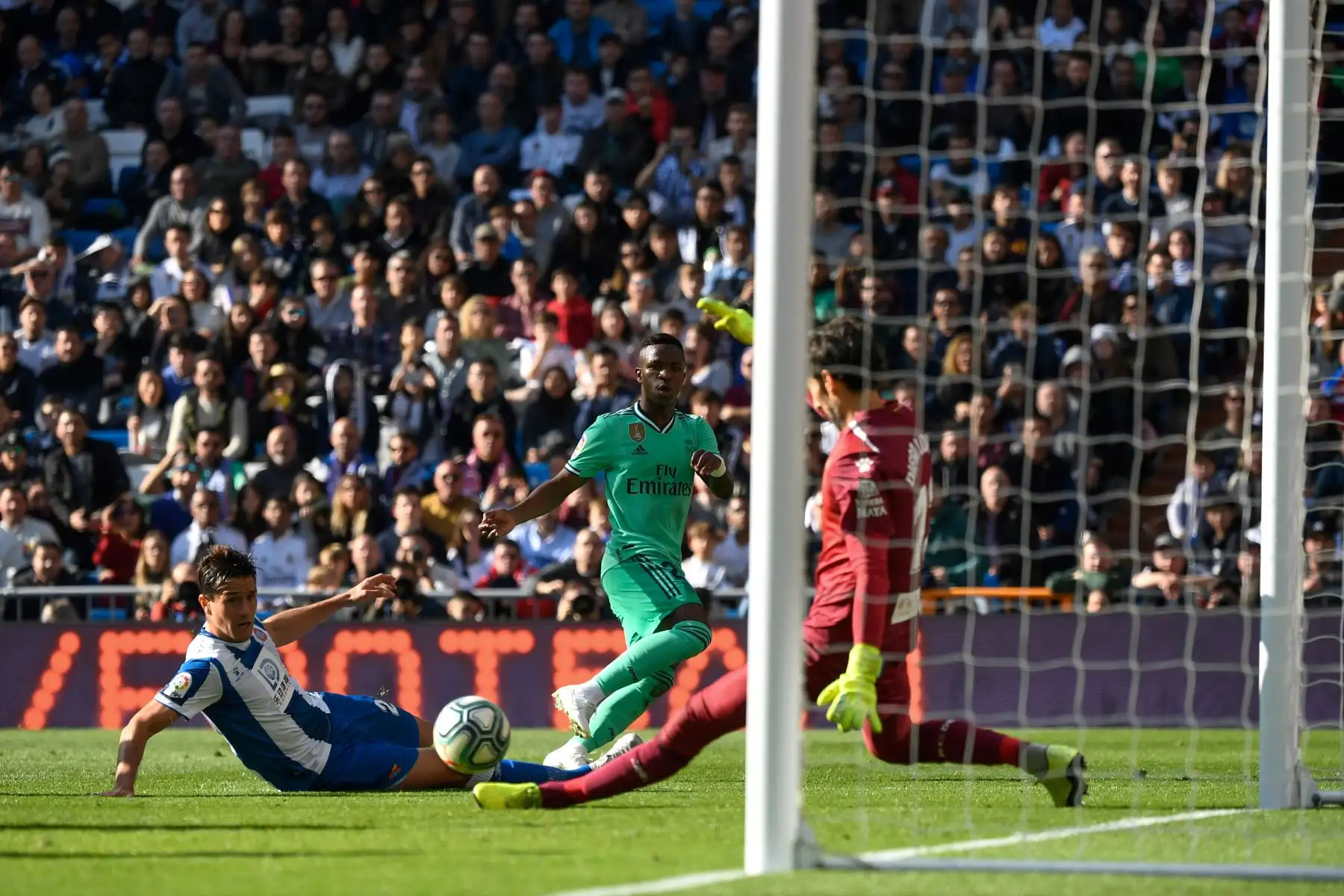 El delantero brasileño del Real Madrid Vinicius Junior (C) patea la pelota durante el partido de fútbol de la Liga española entre el Real Real Madrid CF y el RCD Espanyol.
Foto: AFP